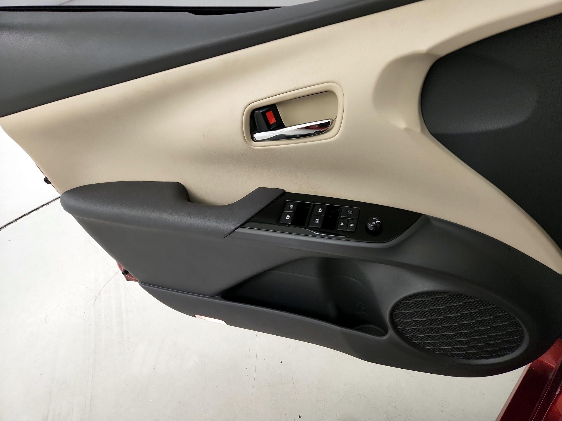Thumbnail: 2018 Toyota Prius - 12
