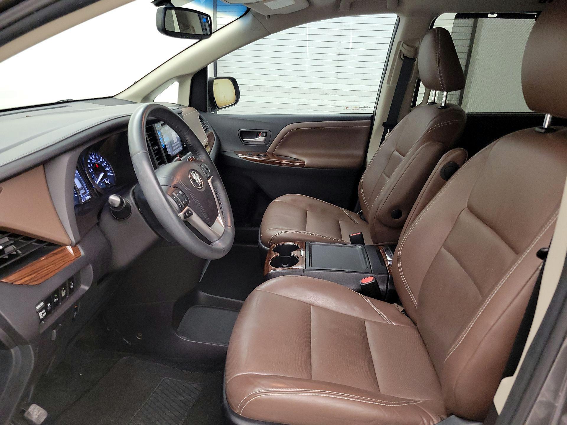Thumbnail: 2015 Toyota Sienna - 11