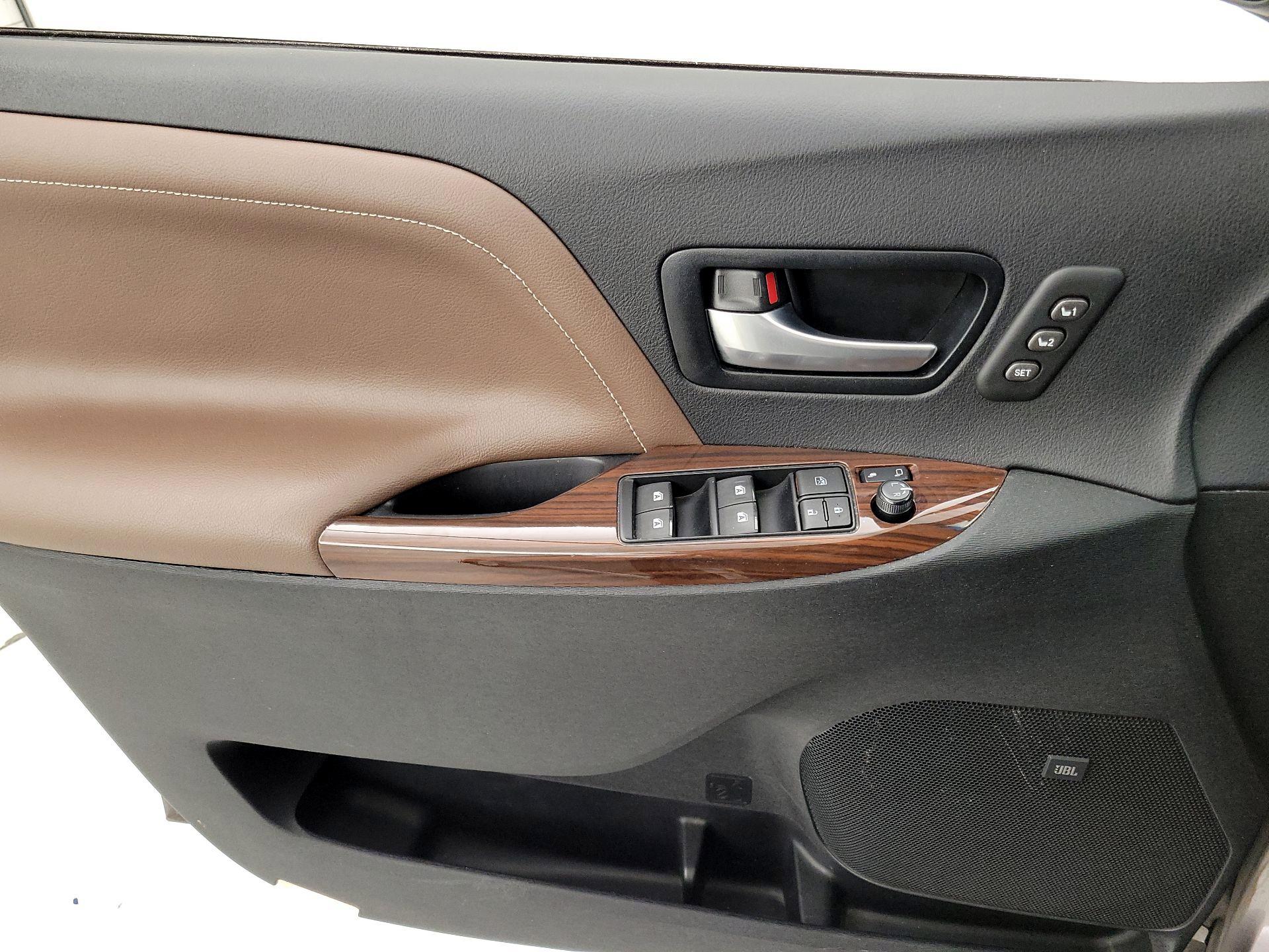Thumbnail: 2015 Toyota Sienna - 12