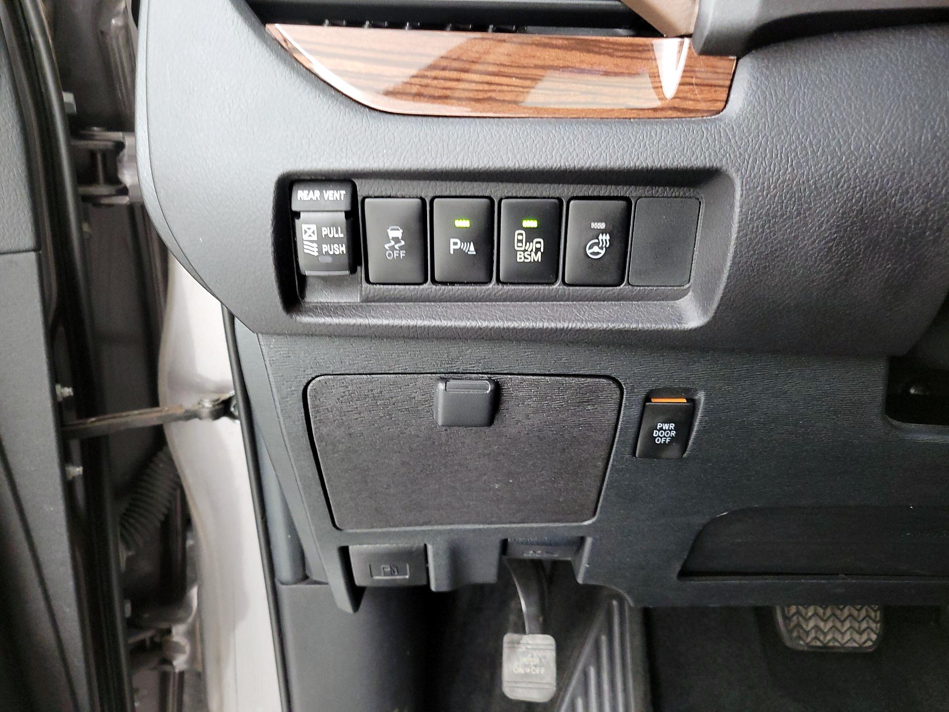 Thumbnail: 2015 Toyota Sienna - 13