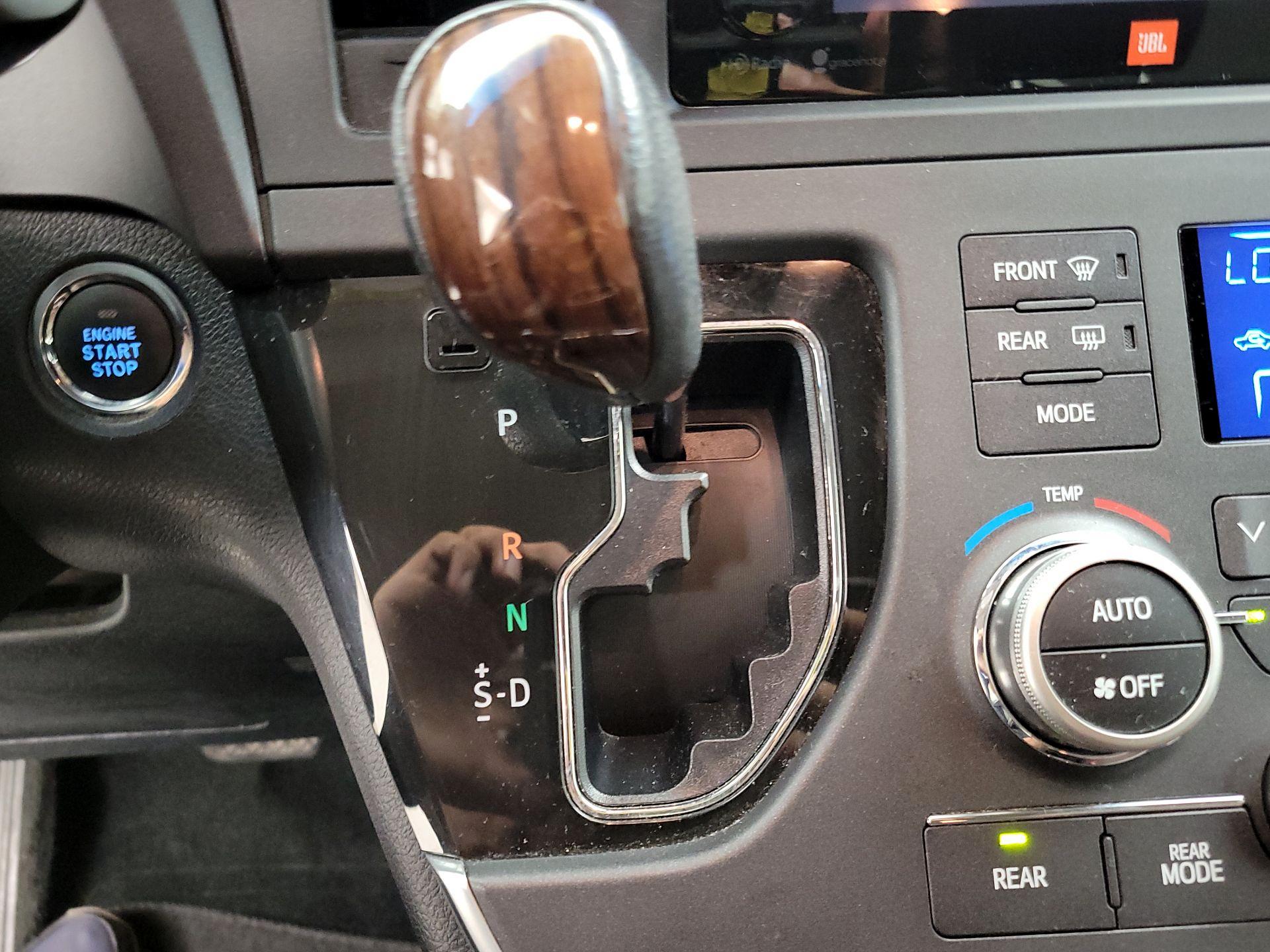 Thumbnail: 2015 Toyota Sienna - 17