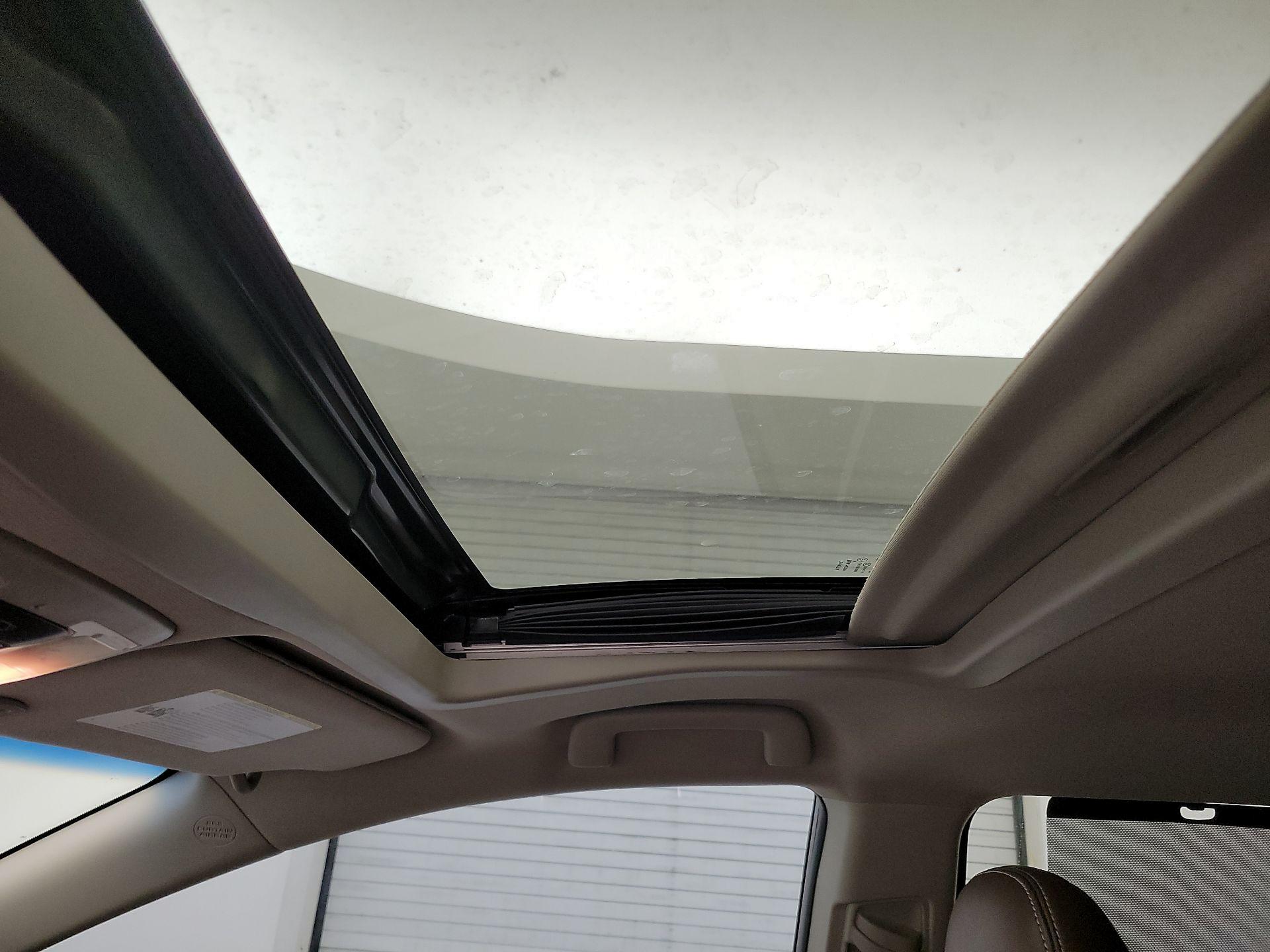 Thumbnail: 2015 Toyota Sienna - 19