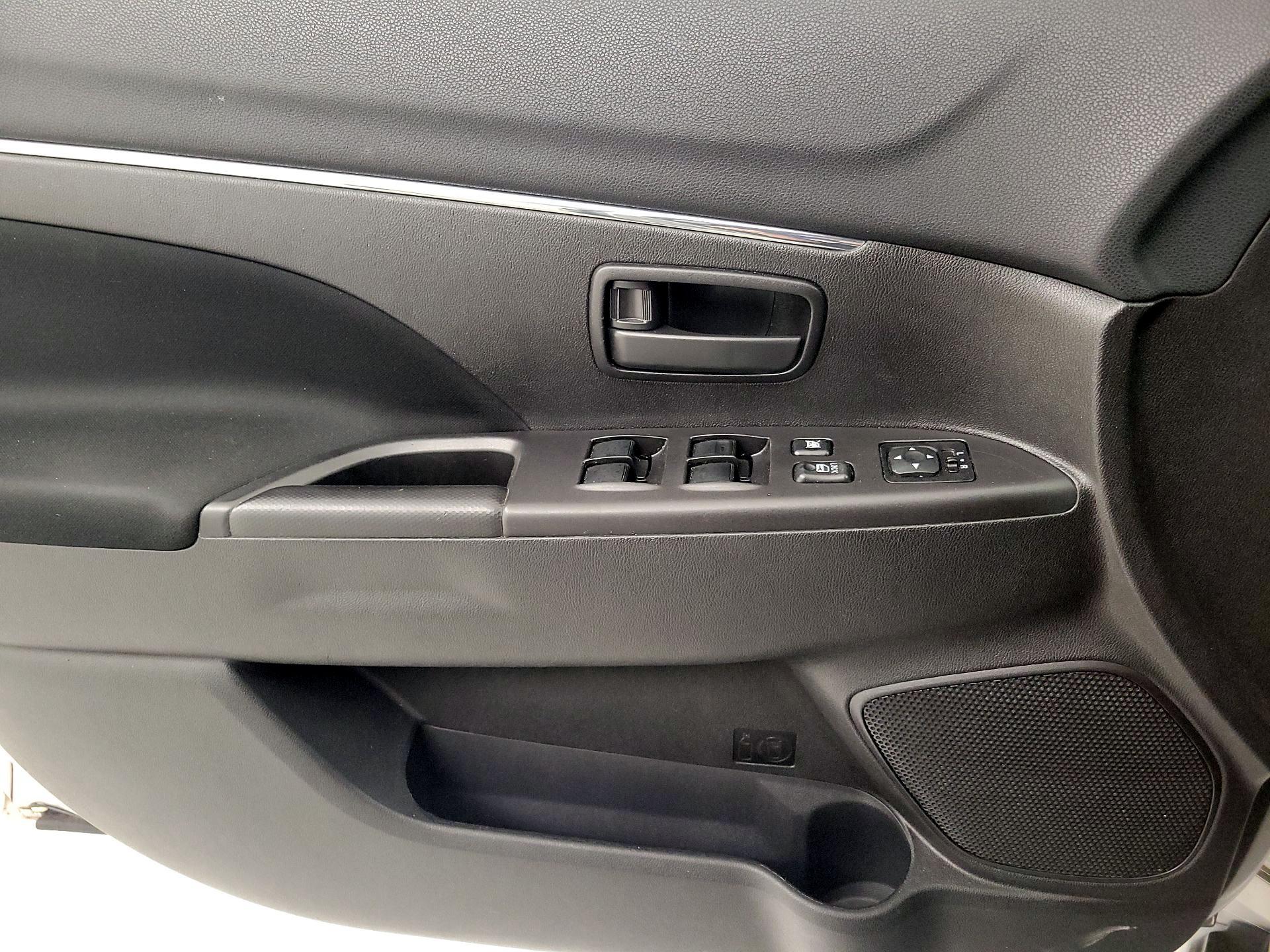 Thumbnail: 2015 Mitsubishi Outlander Sport - 12