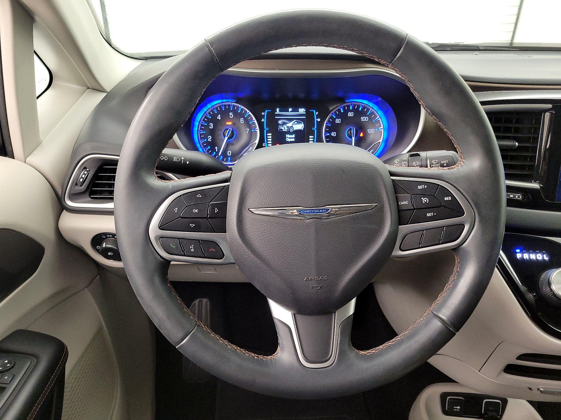Thumbnail: 2017 Chrysler Pacifica - 10