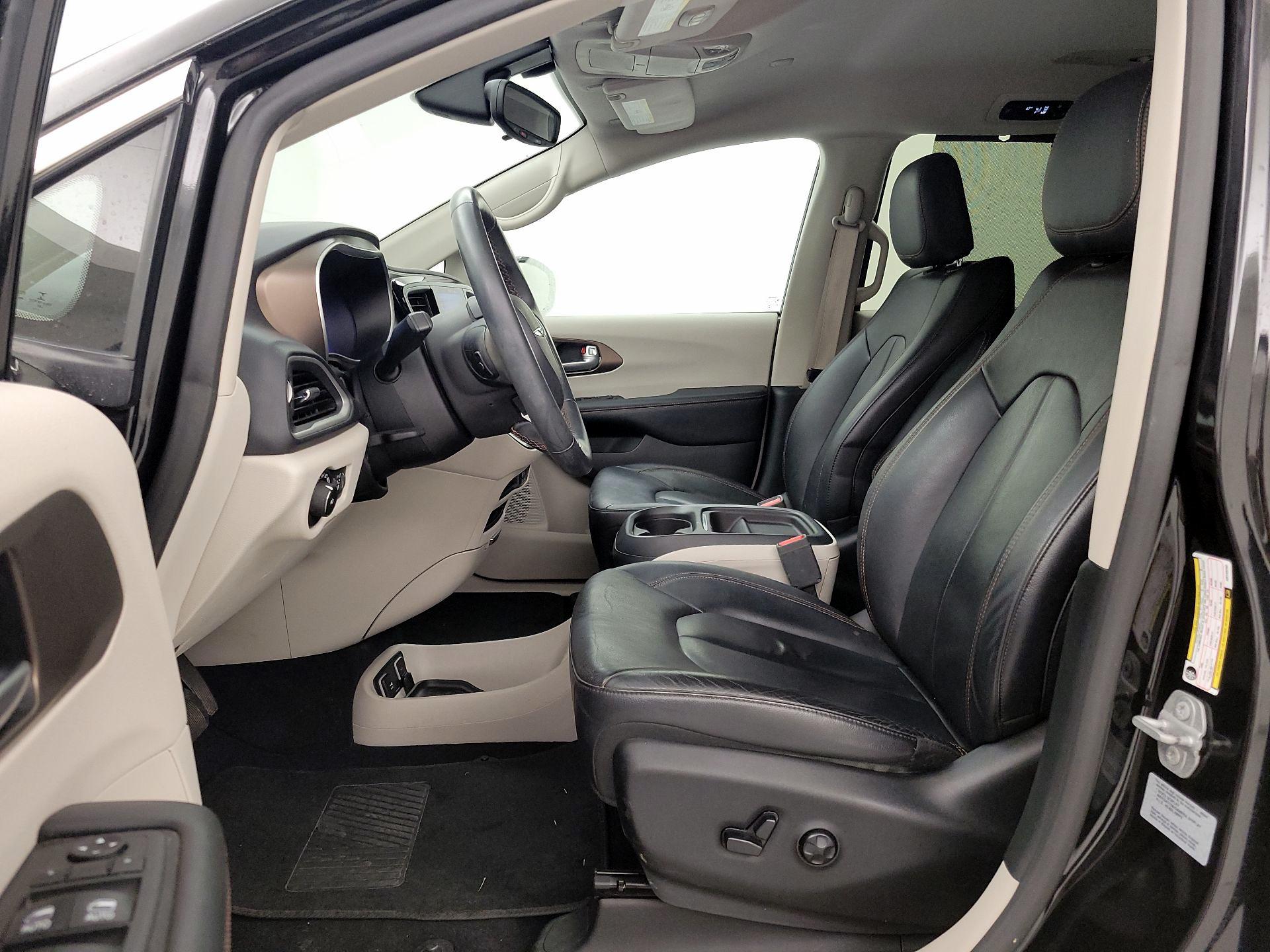 Thumbnail: 2017 Chrysler Pacifica - 11