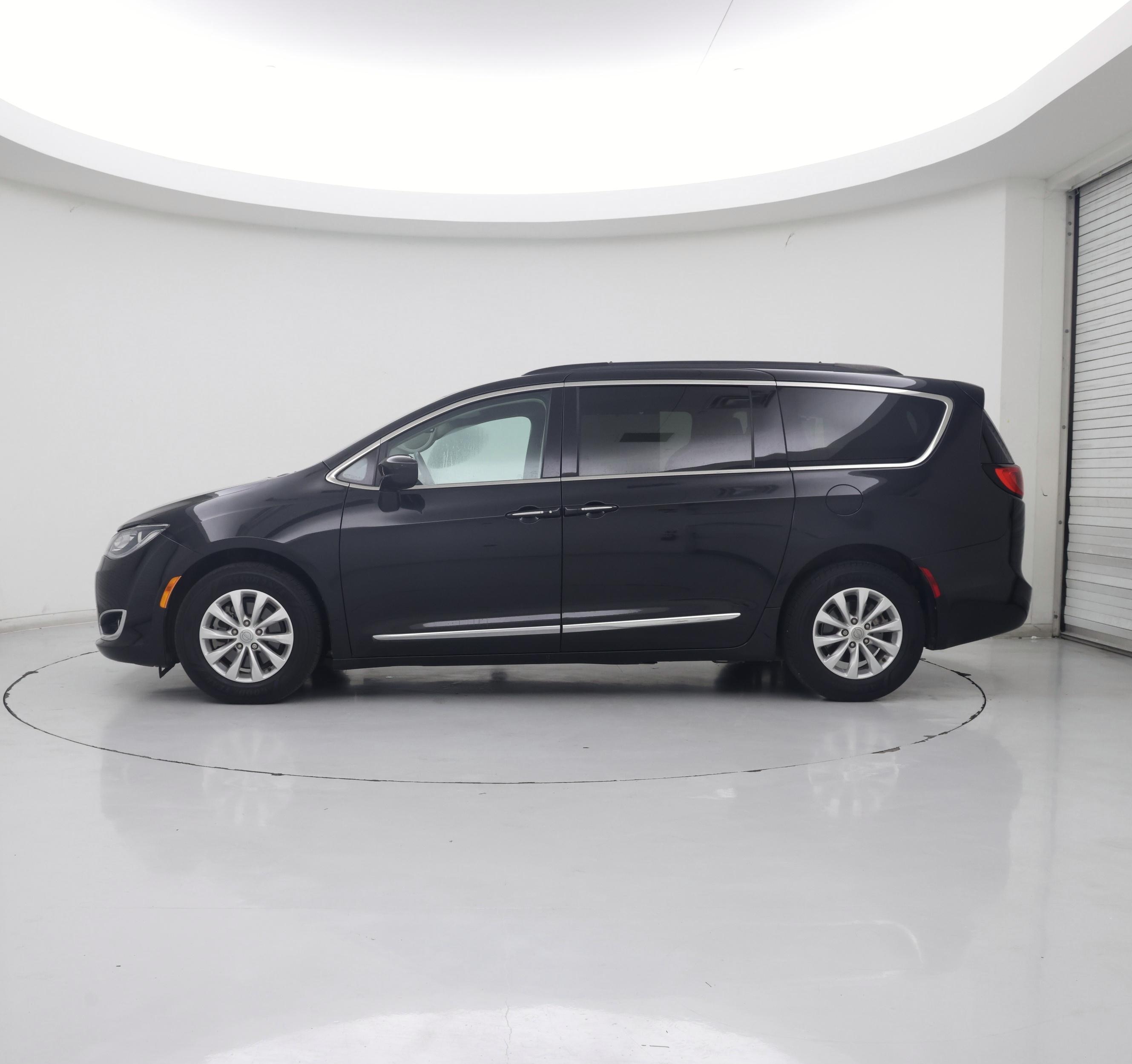 Thumbnail: 2017 Chrysler Pacifica - 3