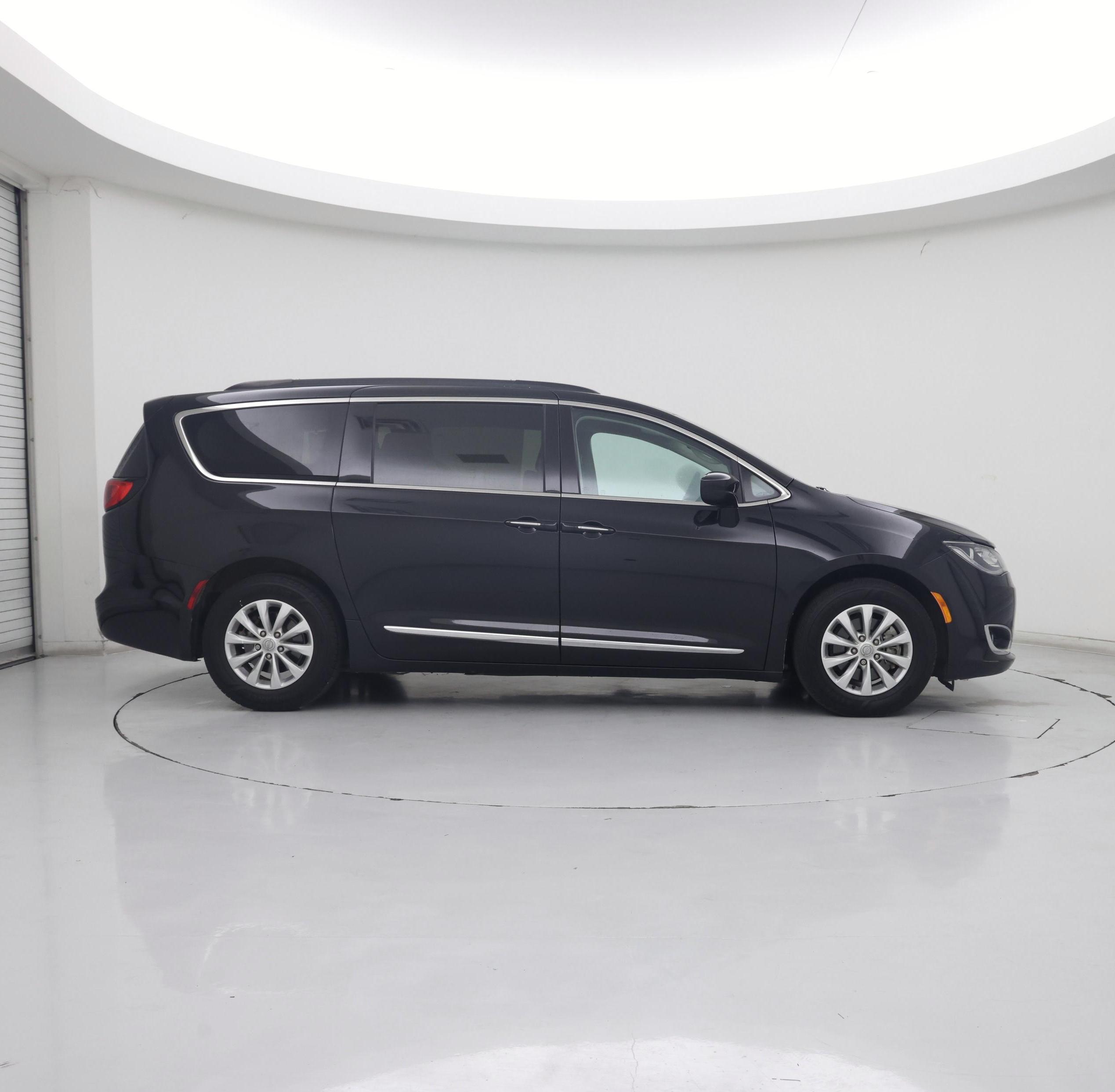 Thumbnail: 2017 Chrysler Pacifica - 7