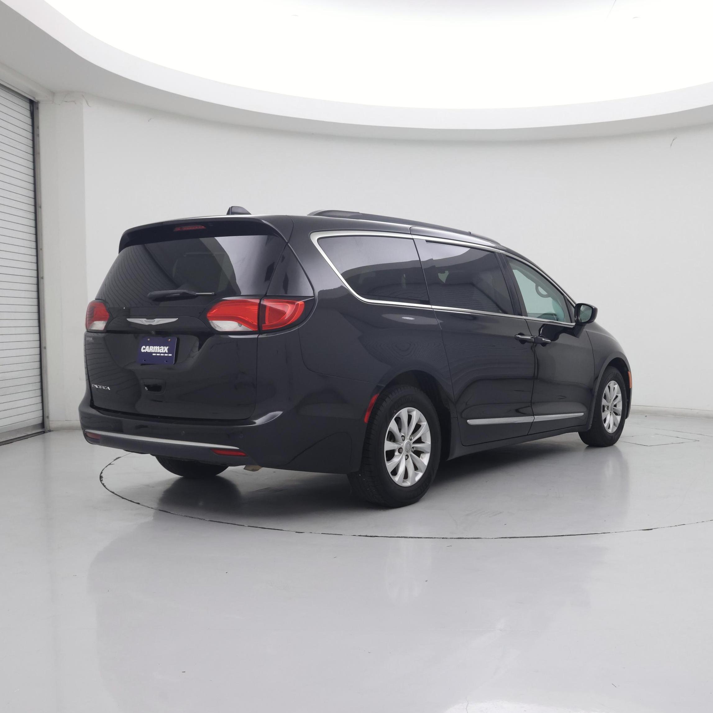 Thumbnail: 2017 Chrysler Pacifica - 8
