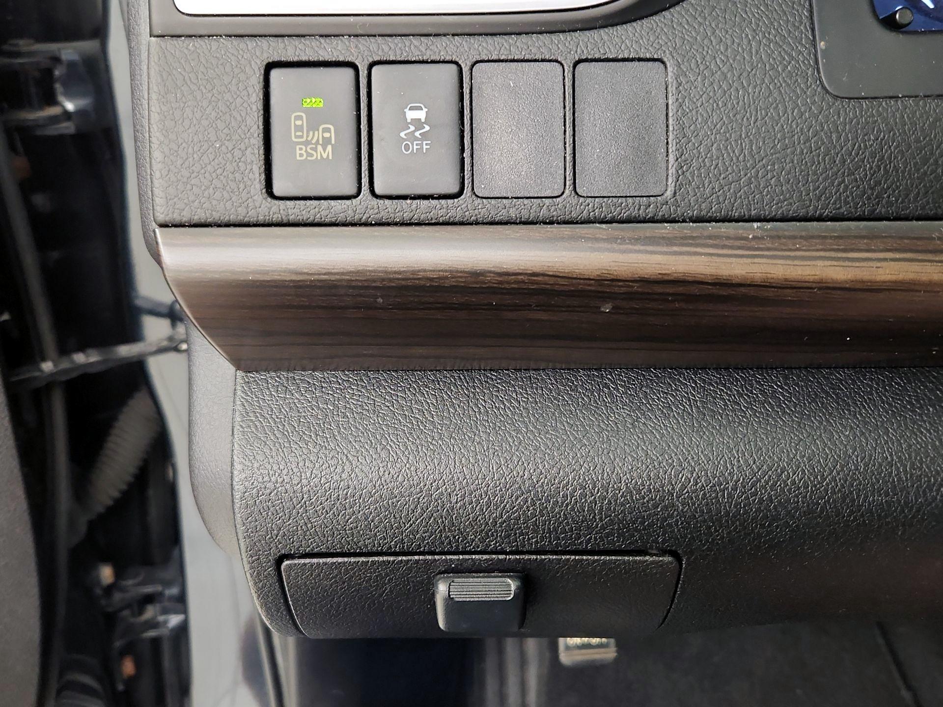 Thumbnail: 2015 Toyota Camry - 13