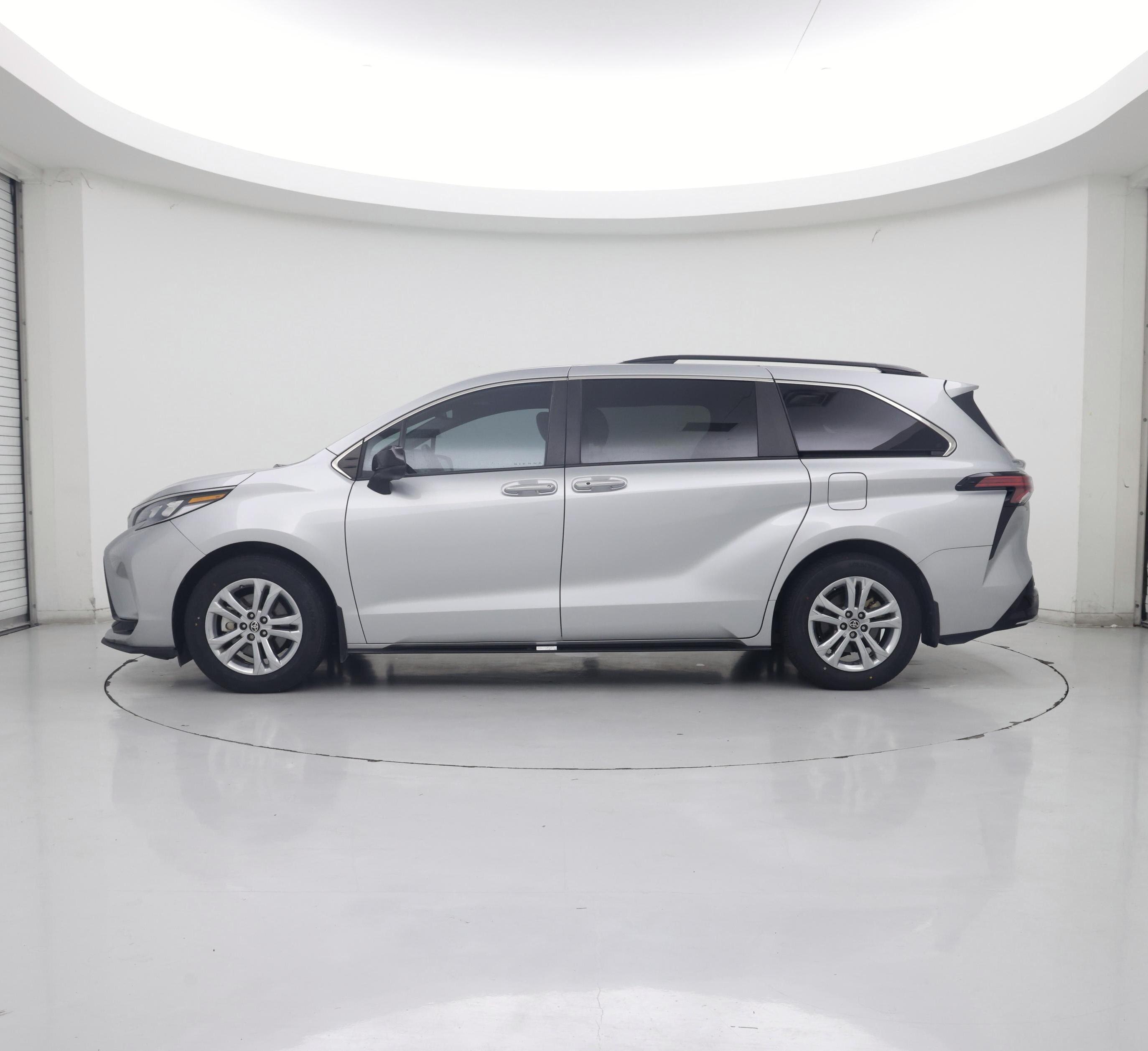 Thumbnail: 2023 Toyota Sienna - 3