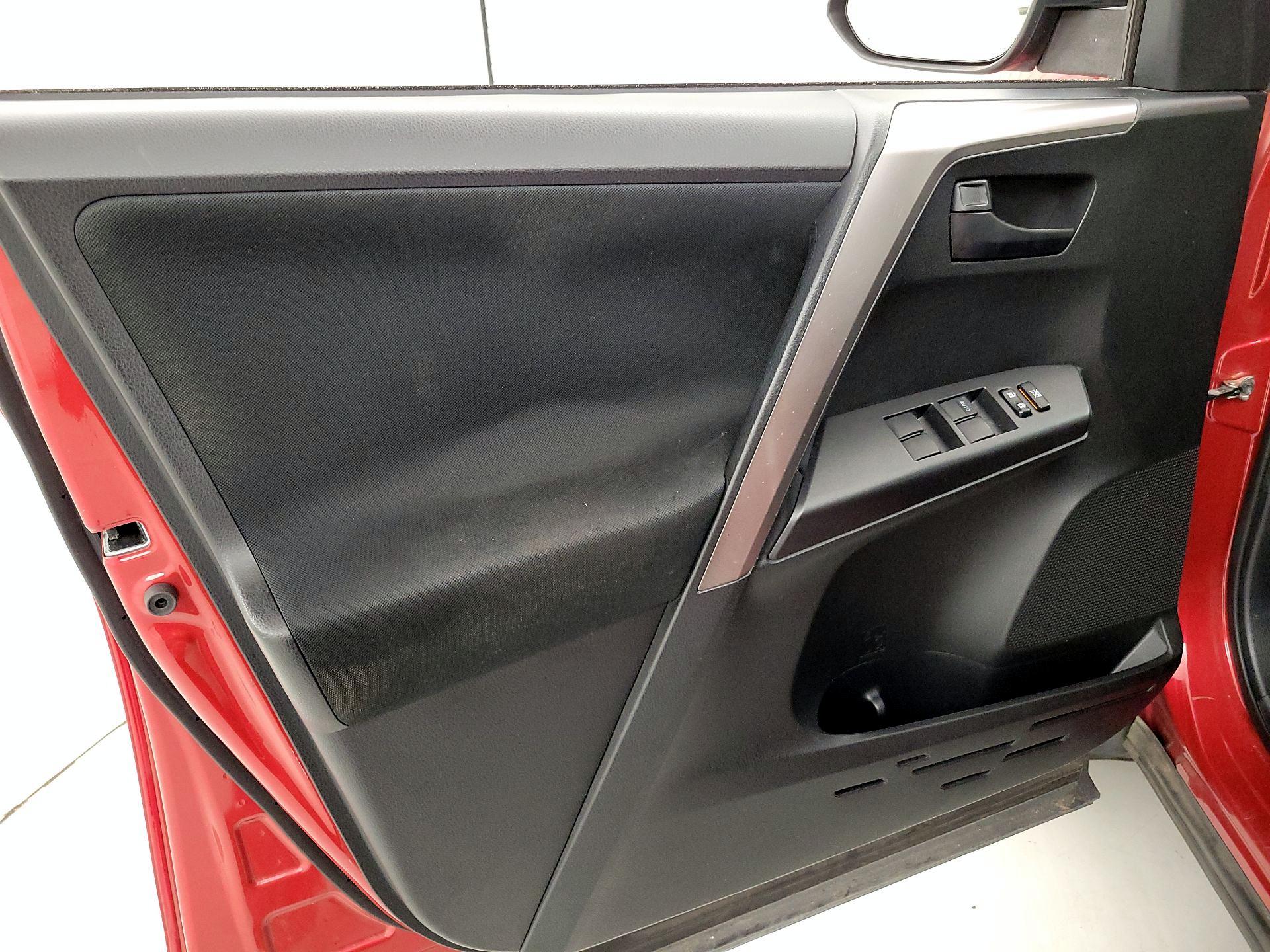 Thumbnail: 2016 Toyota RAV4 - 12
