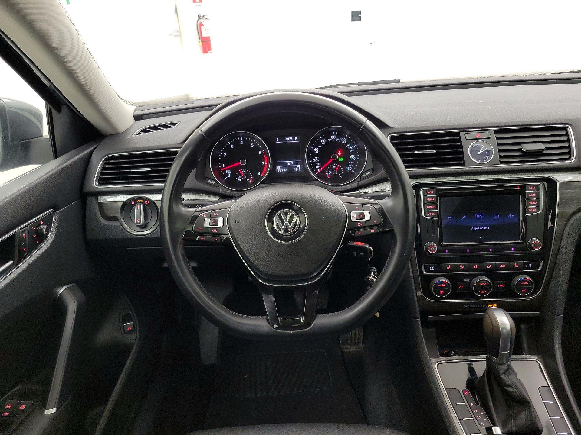 Thumbnail: 2016 Volkswagen Passat - 10