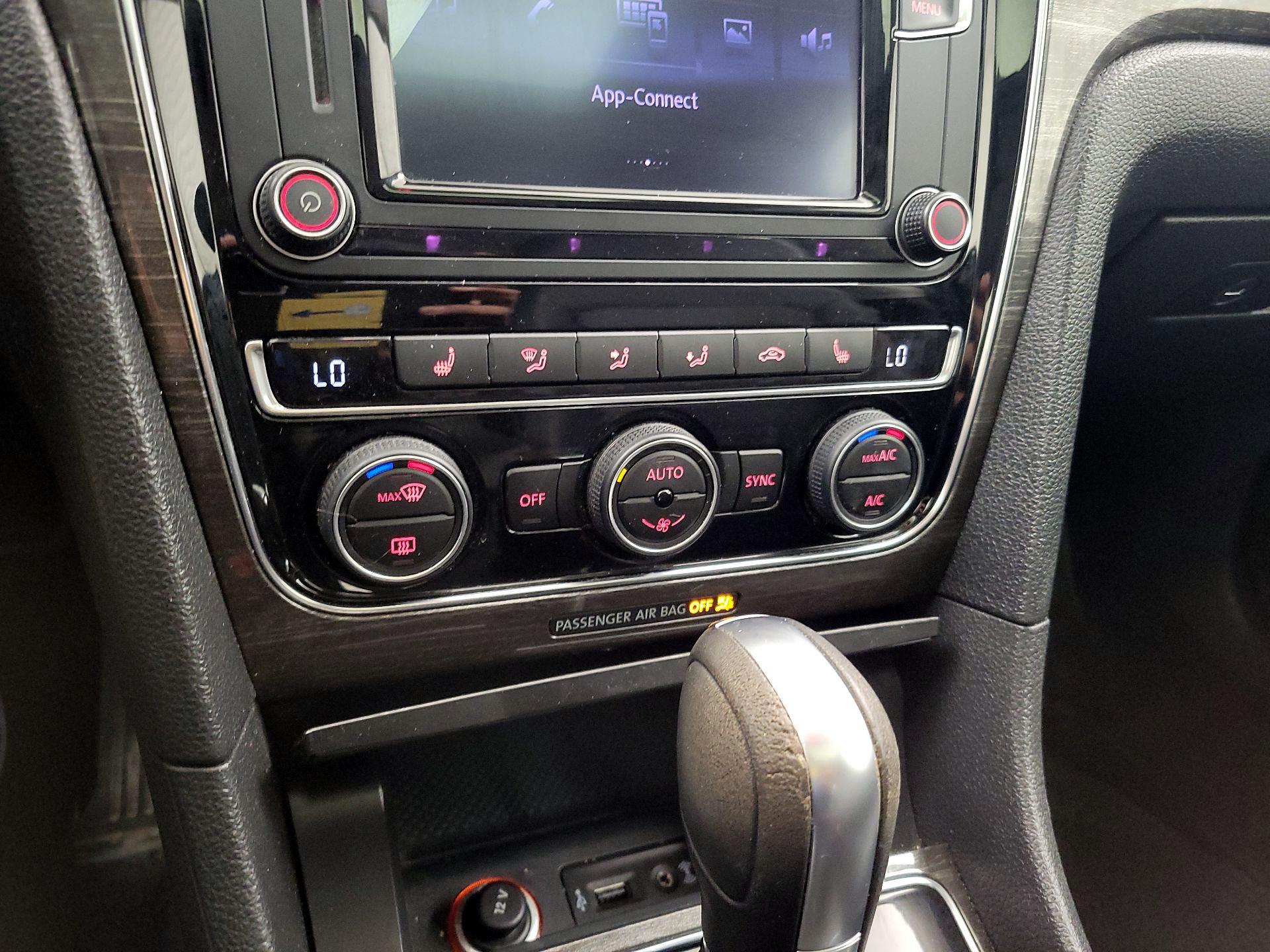 Thumbnail: 2016 Volkswagen Passat - 16