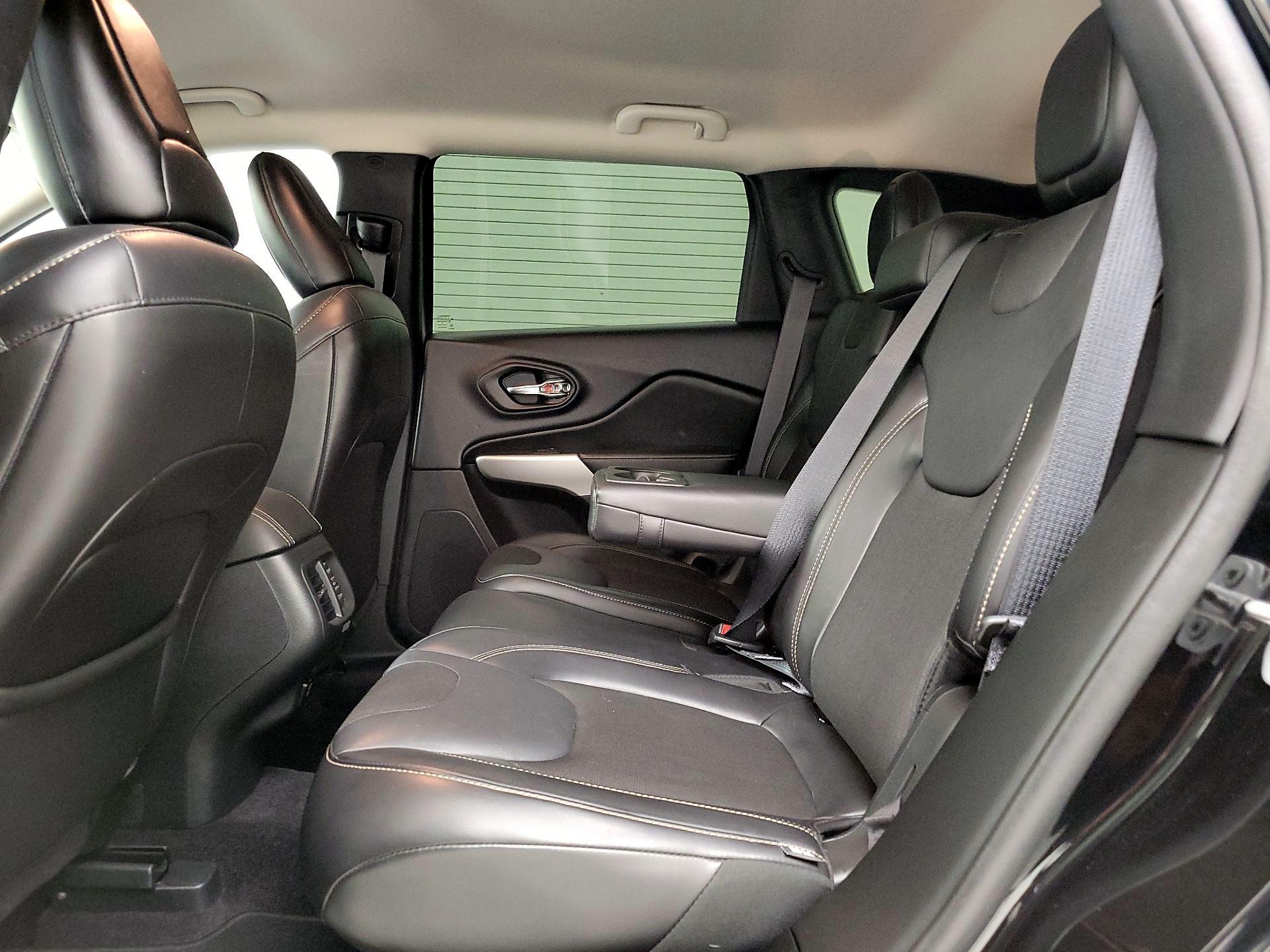 Thumbnail: 2018 Jeep Cherokee - 19