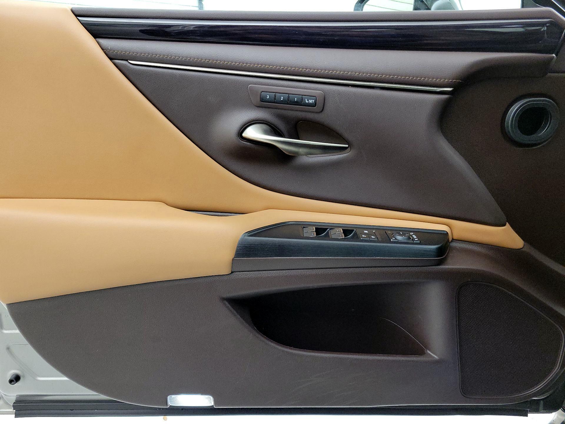 Thumbnail: 2021 Lexus ES - 12