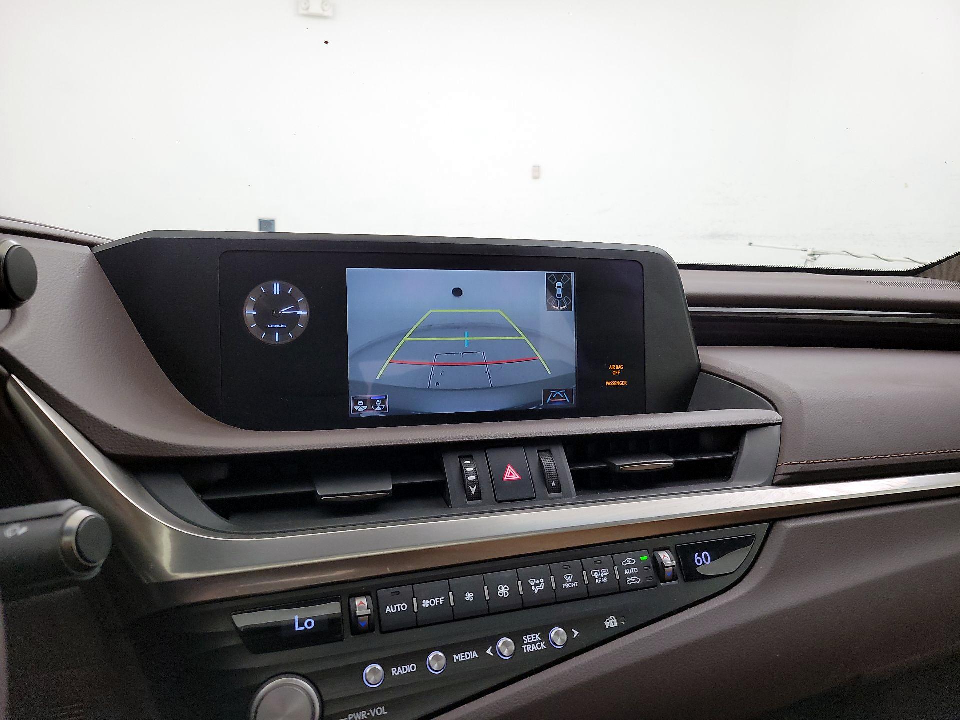 Thumbnail: 2021 Lexus ES - 14