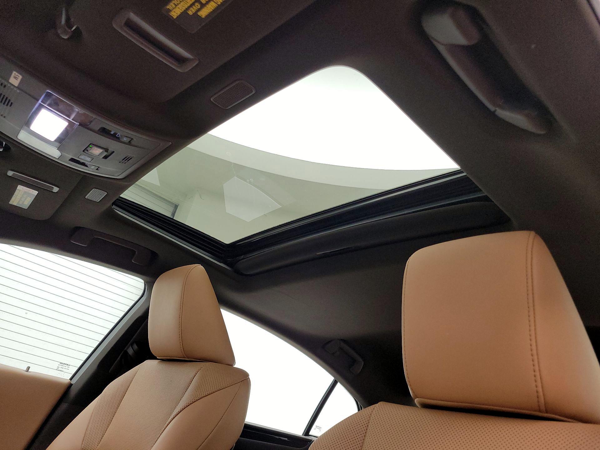 Thumbnail: 2021 Lexus ES - 19