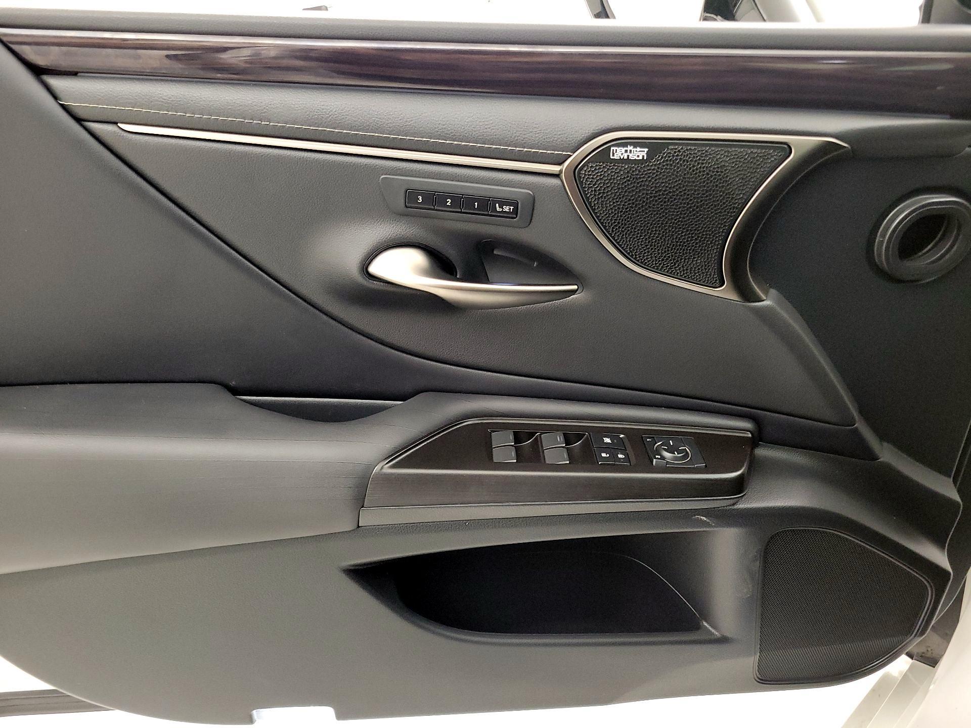 Thumbnail: 2019 Lexus ES - 12