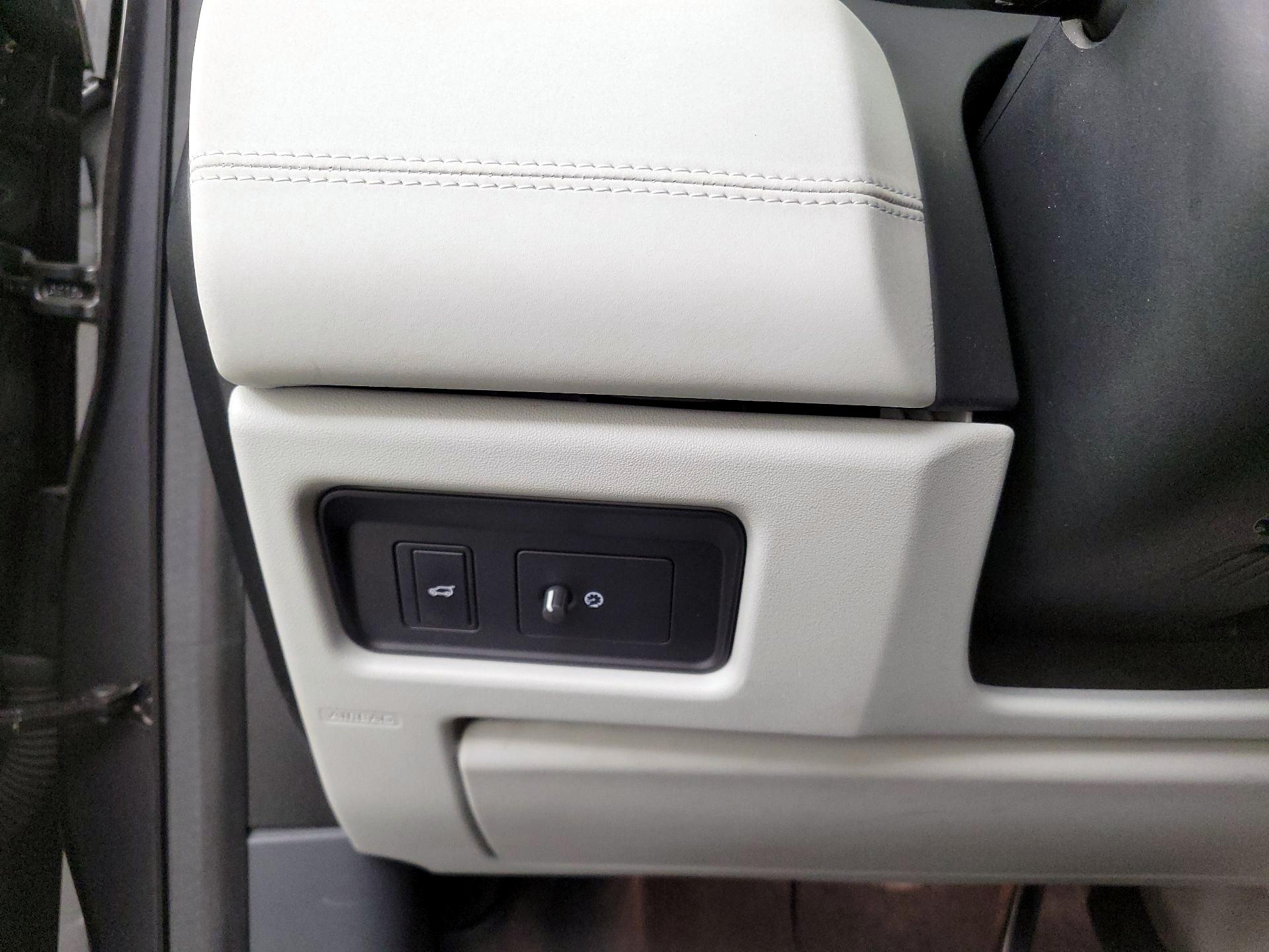 Thumbnail: 2019 Land Rover Discovery Sport - 13