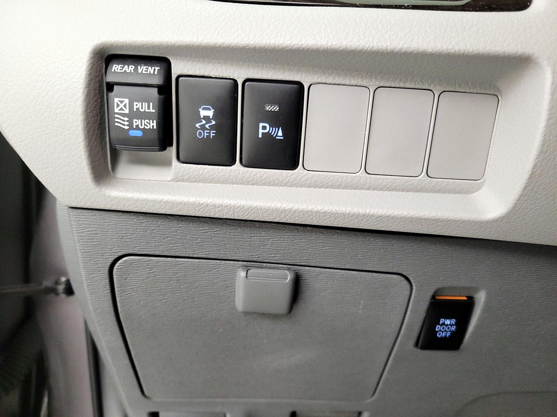 Thumbnail: 2020 Toyota Sienna - 13