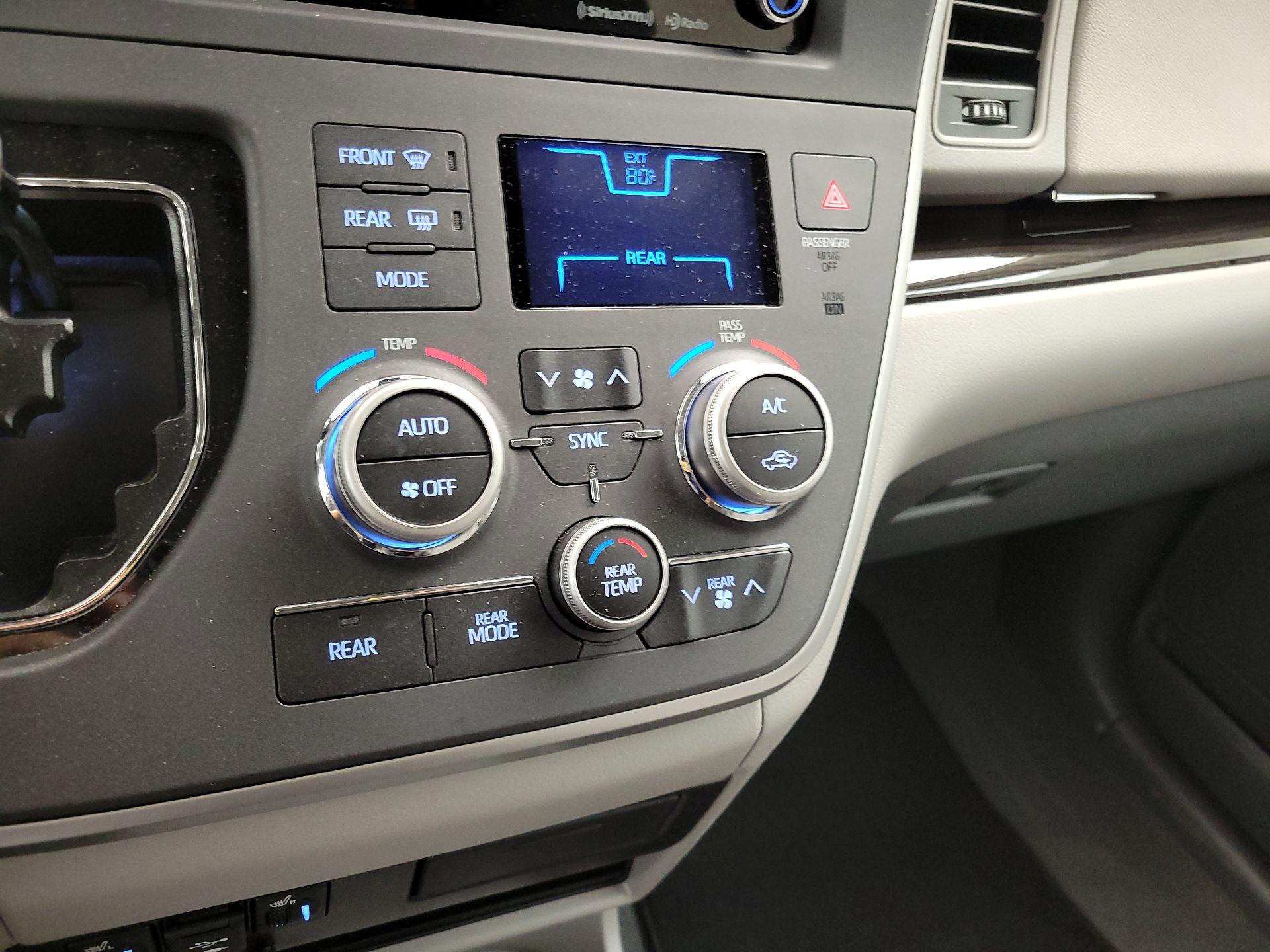 Thumbnail: 2020 Toyota Sienna - 17