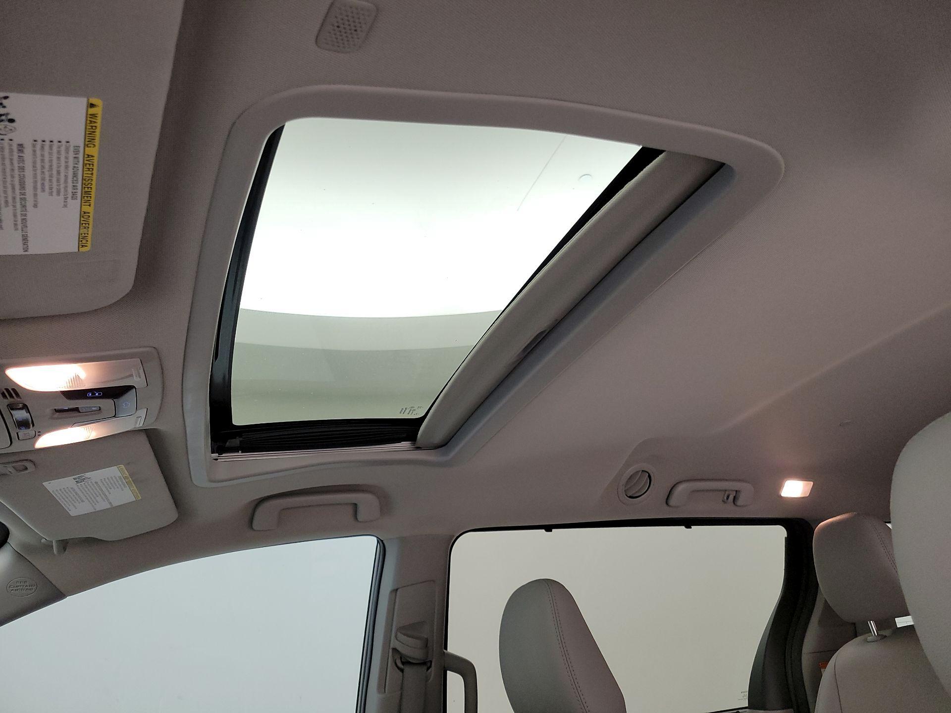 Thumbnail: 2020 Toyota Sienna - 20