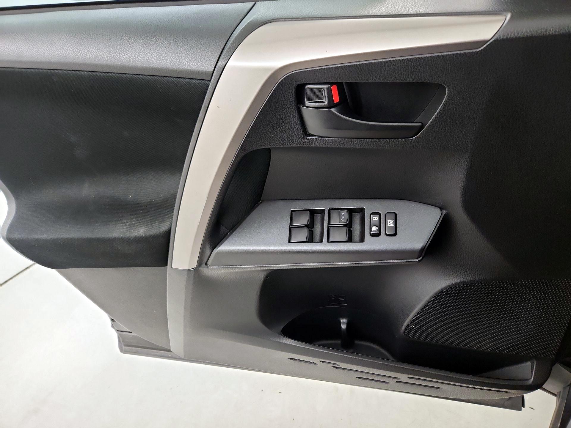Thumbnail: 2018 Toyota RAV4 - 12