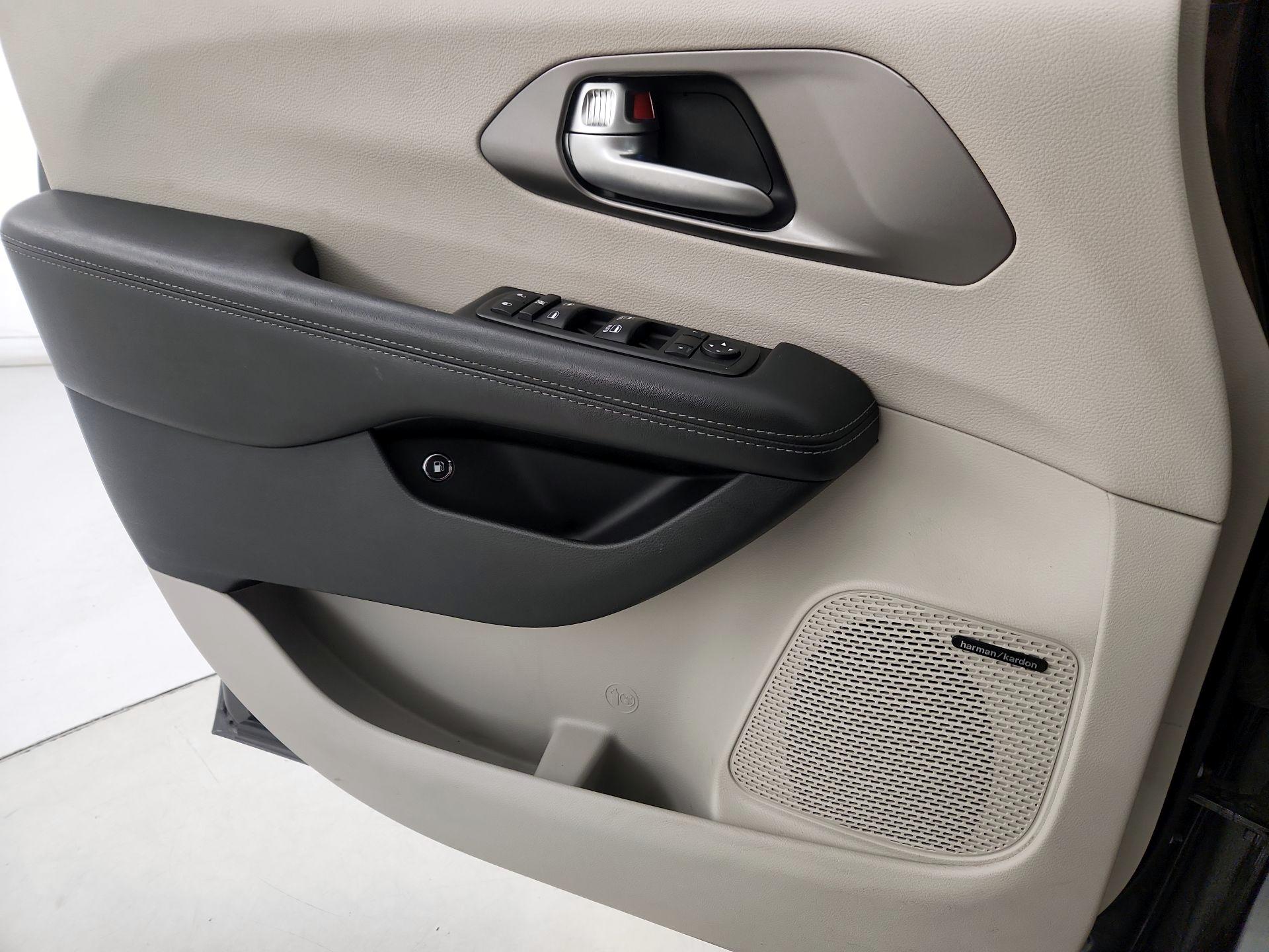 Thumbnail: 2018 Chrysler Pacifica - 12