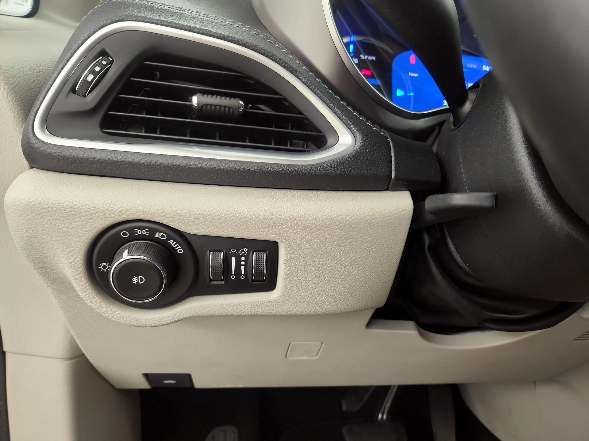 Thumbnail: 2018 Chrysler Pacifica - 13