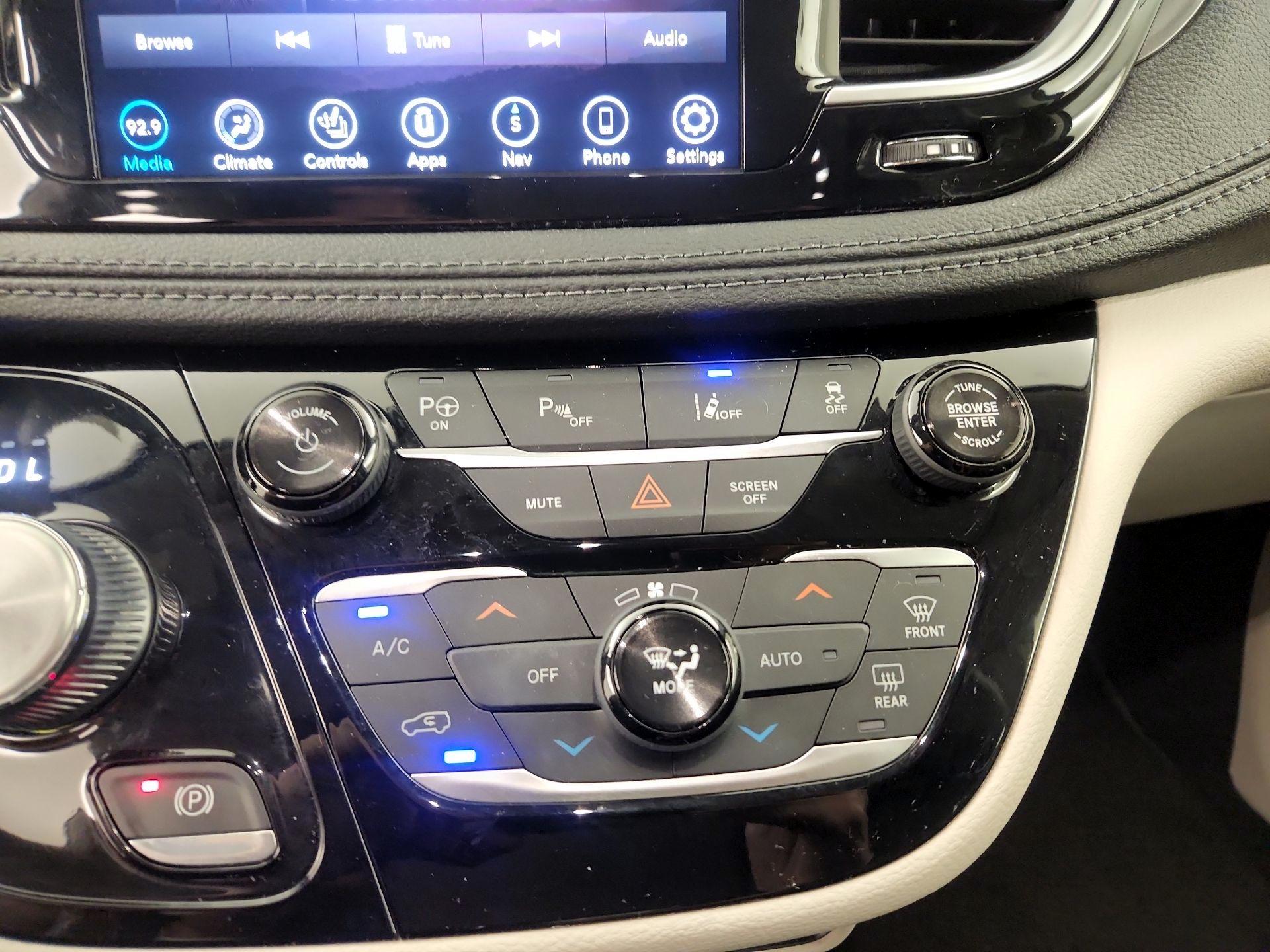 Thumbnail: 2018 Chrysler Pacifica - 17