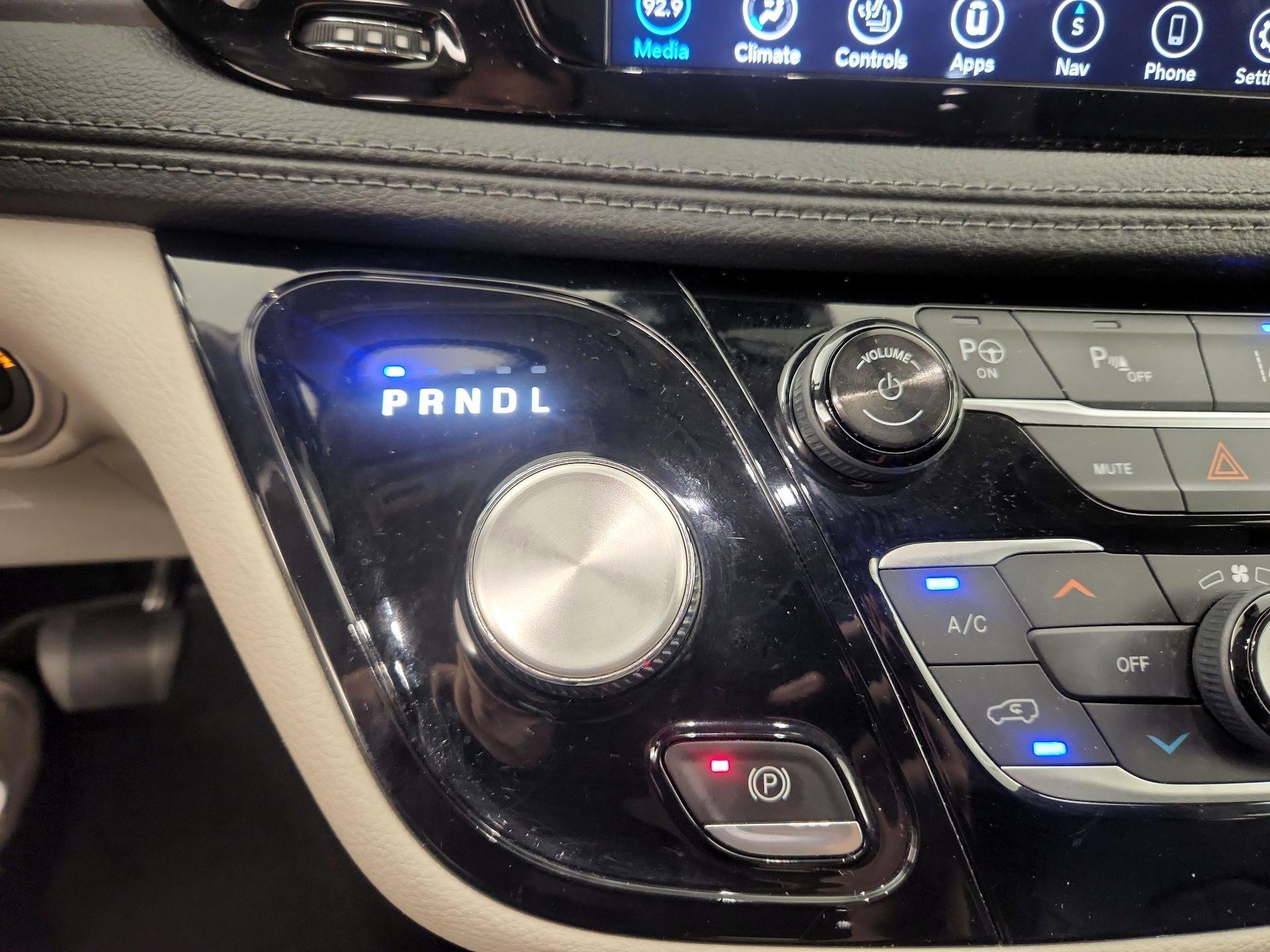 Thumbnail: 2018 Chrysler Pacifica - 18