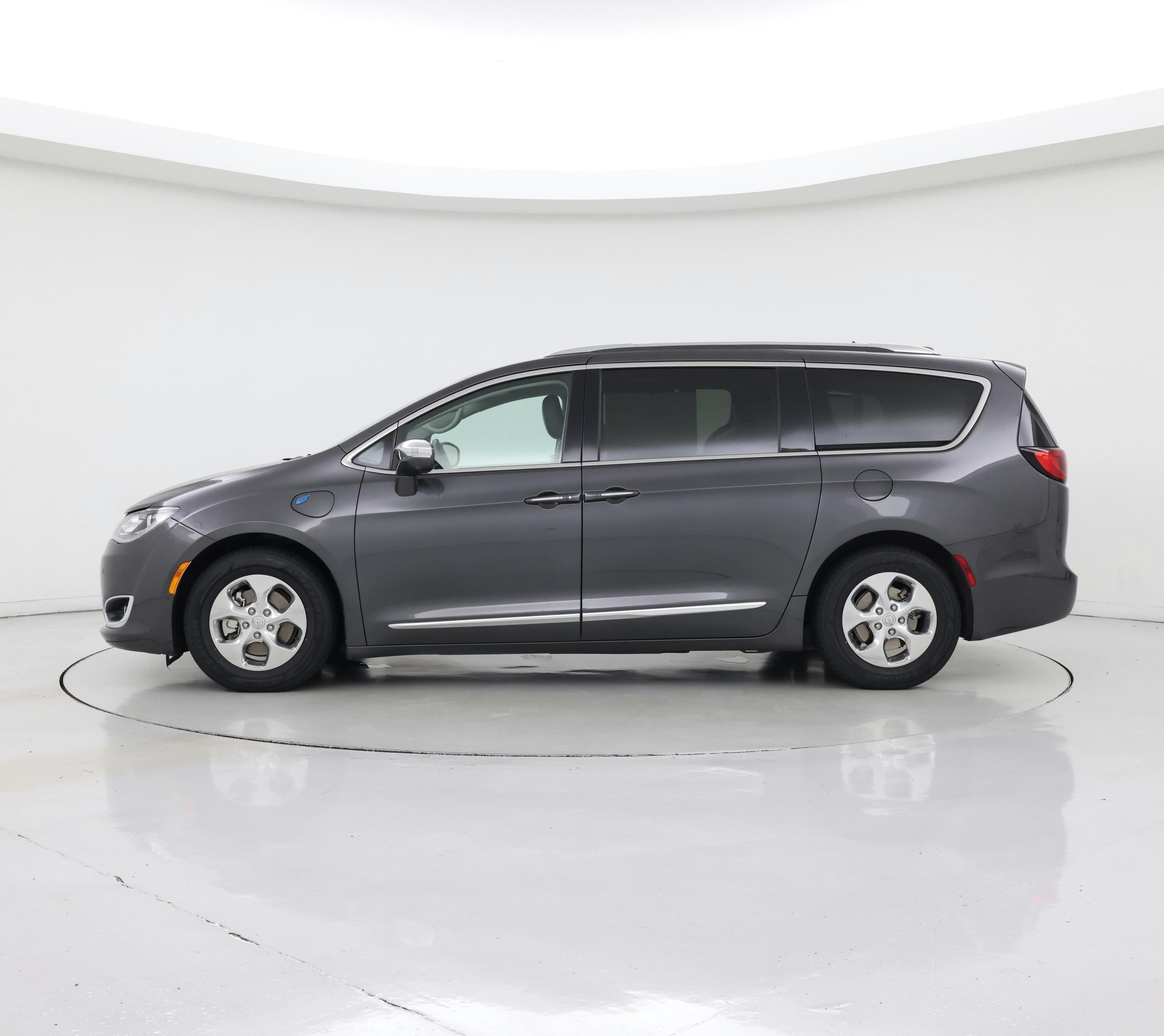Thumbnail: 2018 Chrysler Pacifica - 3