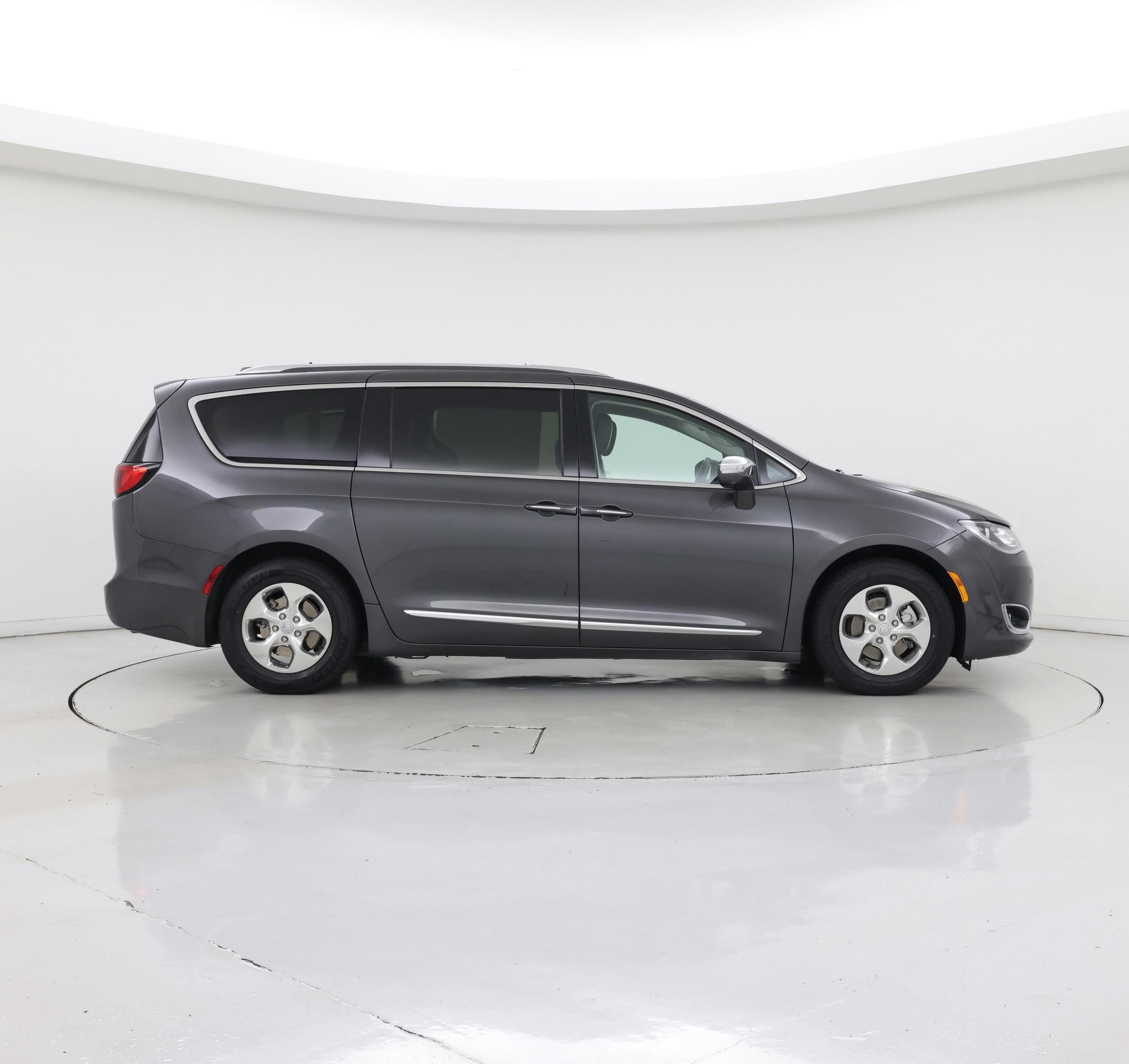Thumbnail: 2018 Chrysler Pacifica - 7