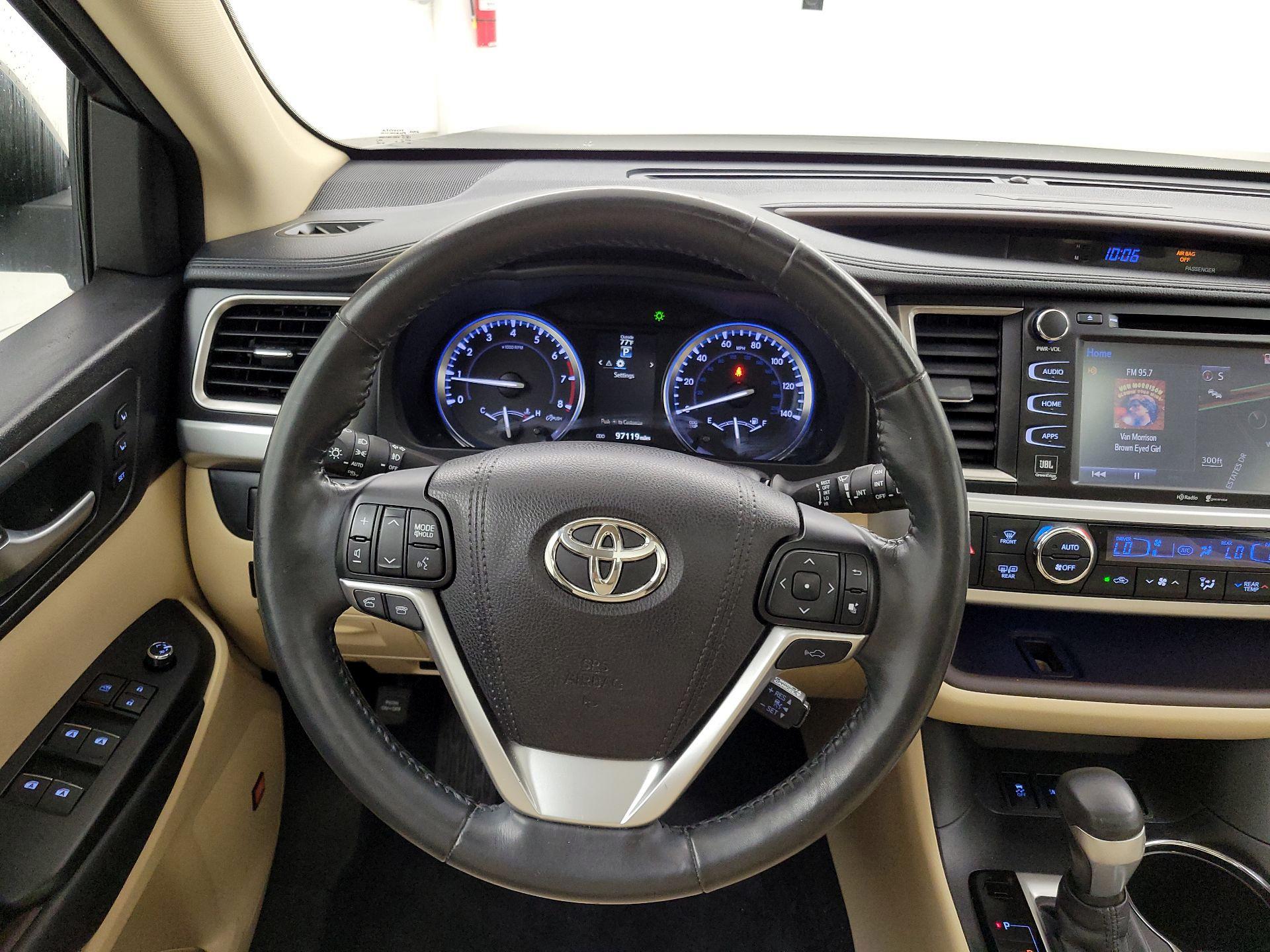 Thumbnail: 2015 Toyota Highlander - 10