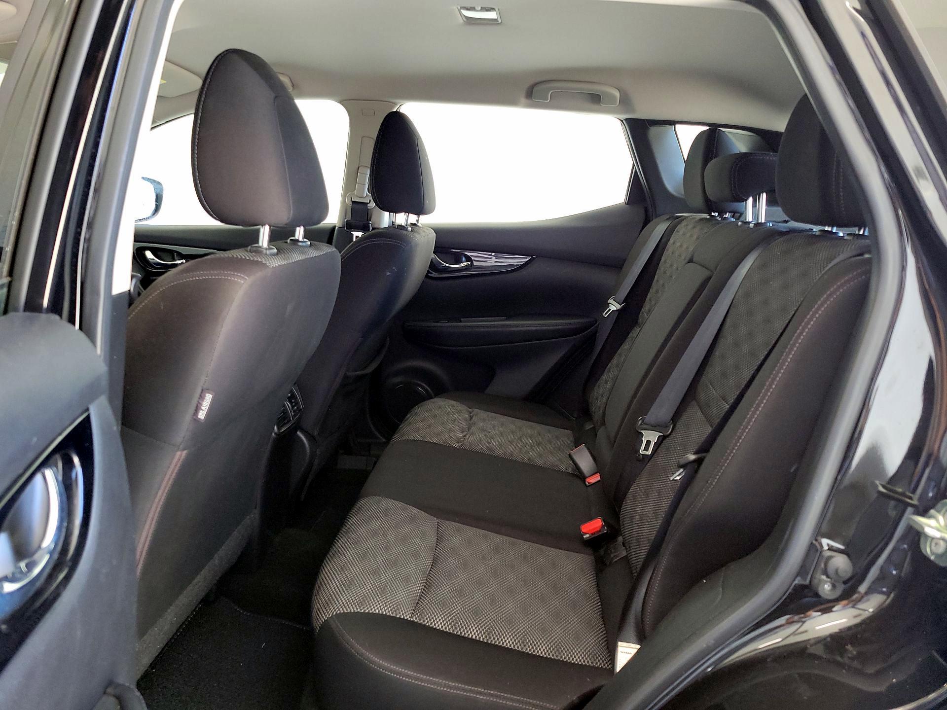 Thumbnail: 2018 Nissan Rogue Sport - 18