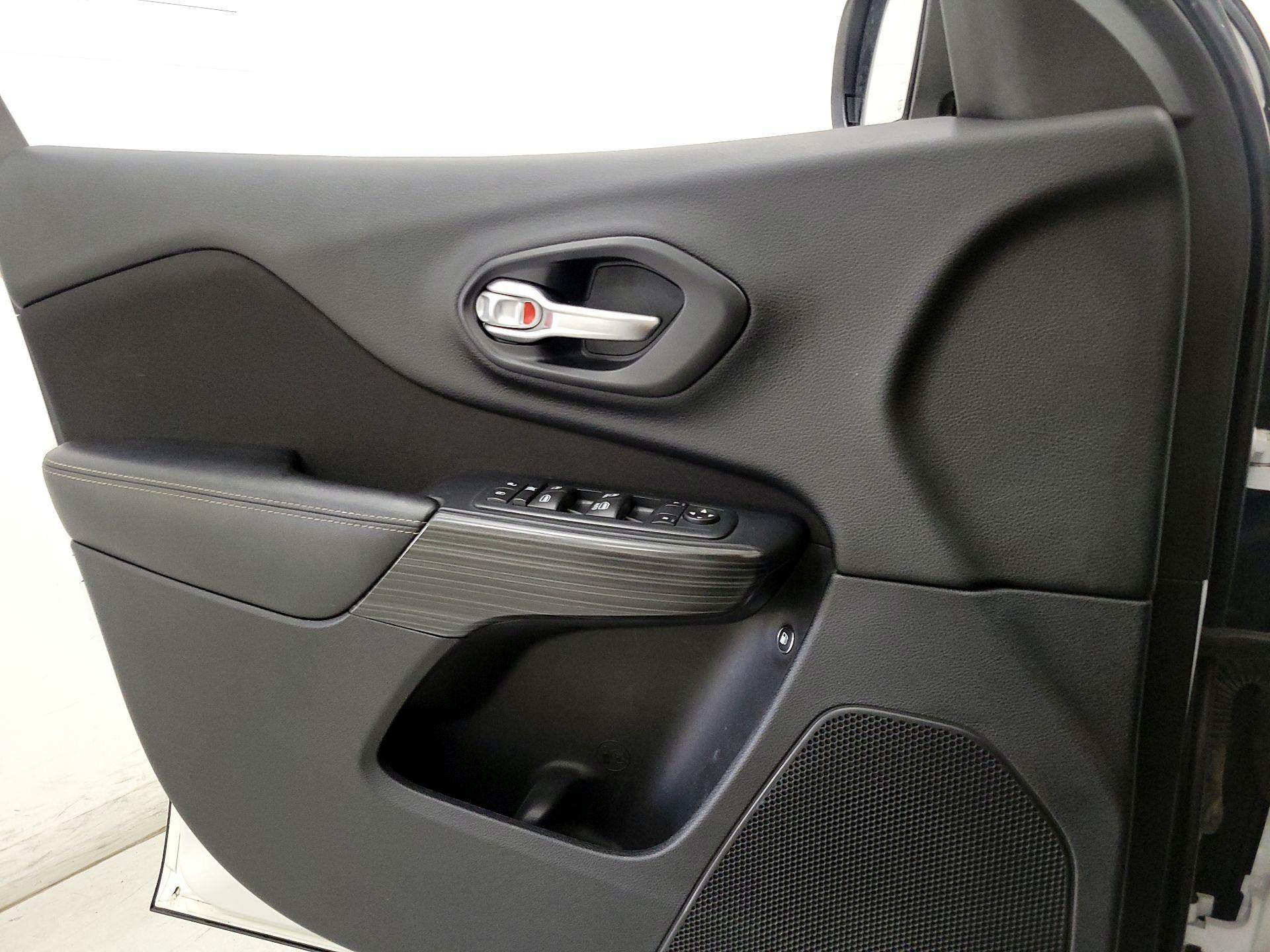 Thumbnail: 2016 Jeep Cherokee - 12