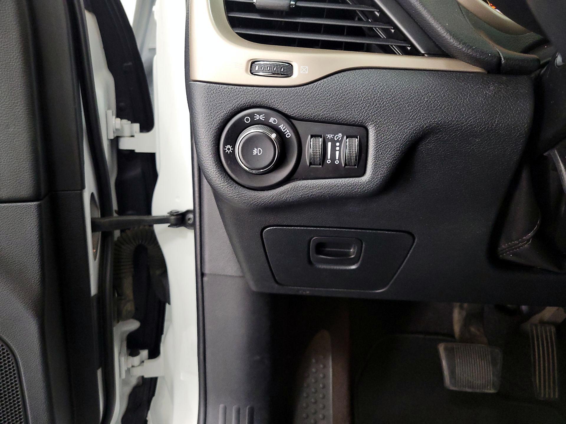 Thumbnail: 2016 Jeep Cherokee - 13