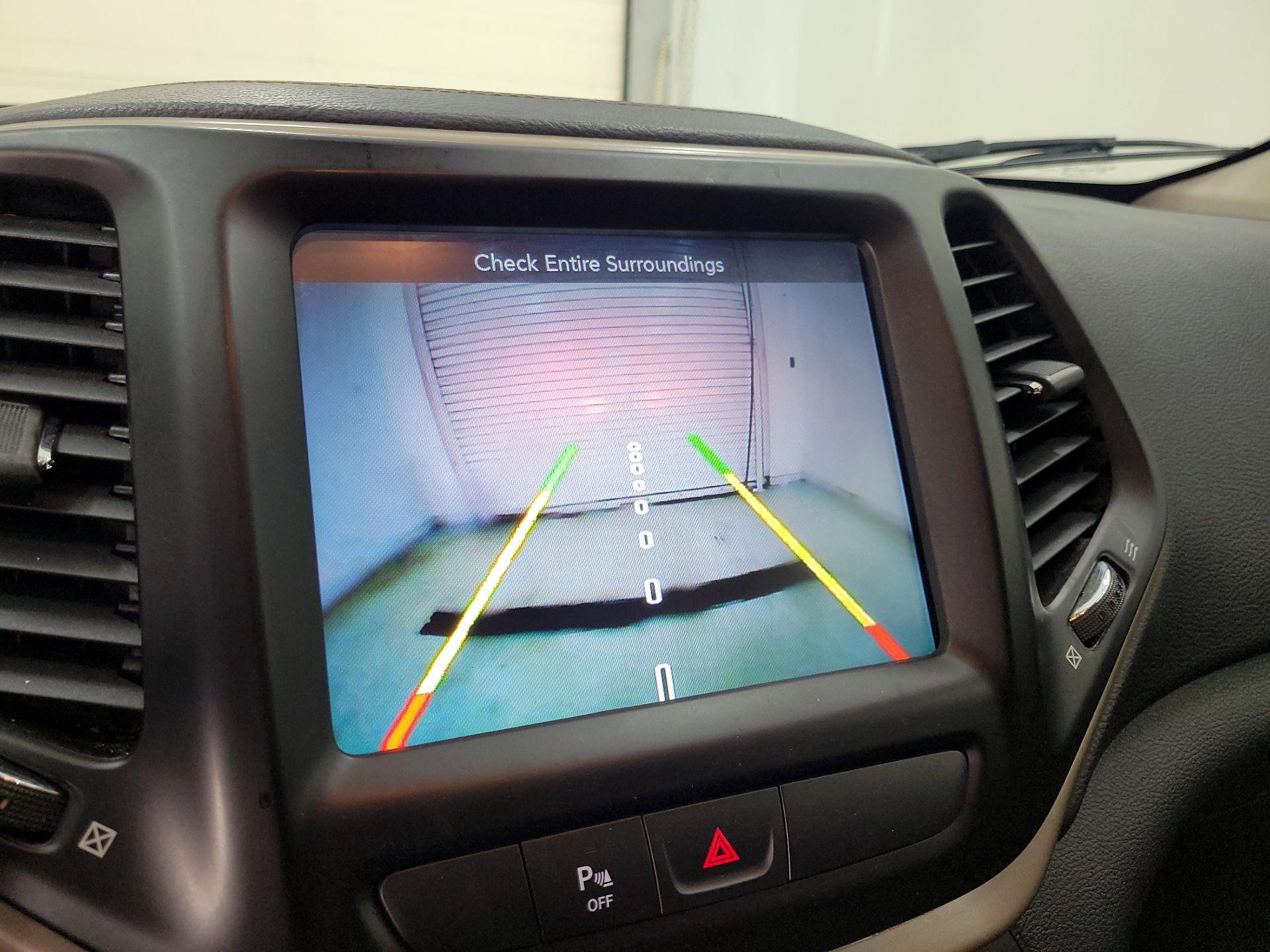 Thumbnail: 2016 Jeep Cherokee - 14