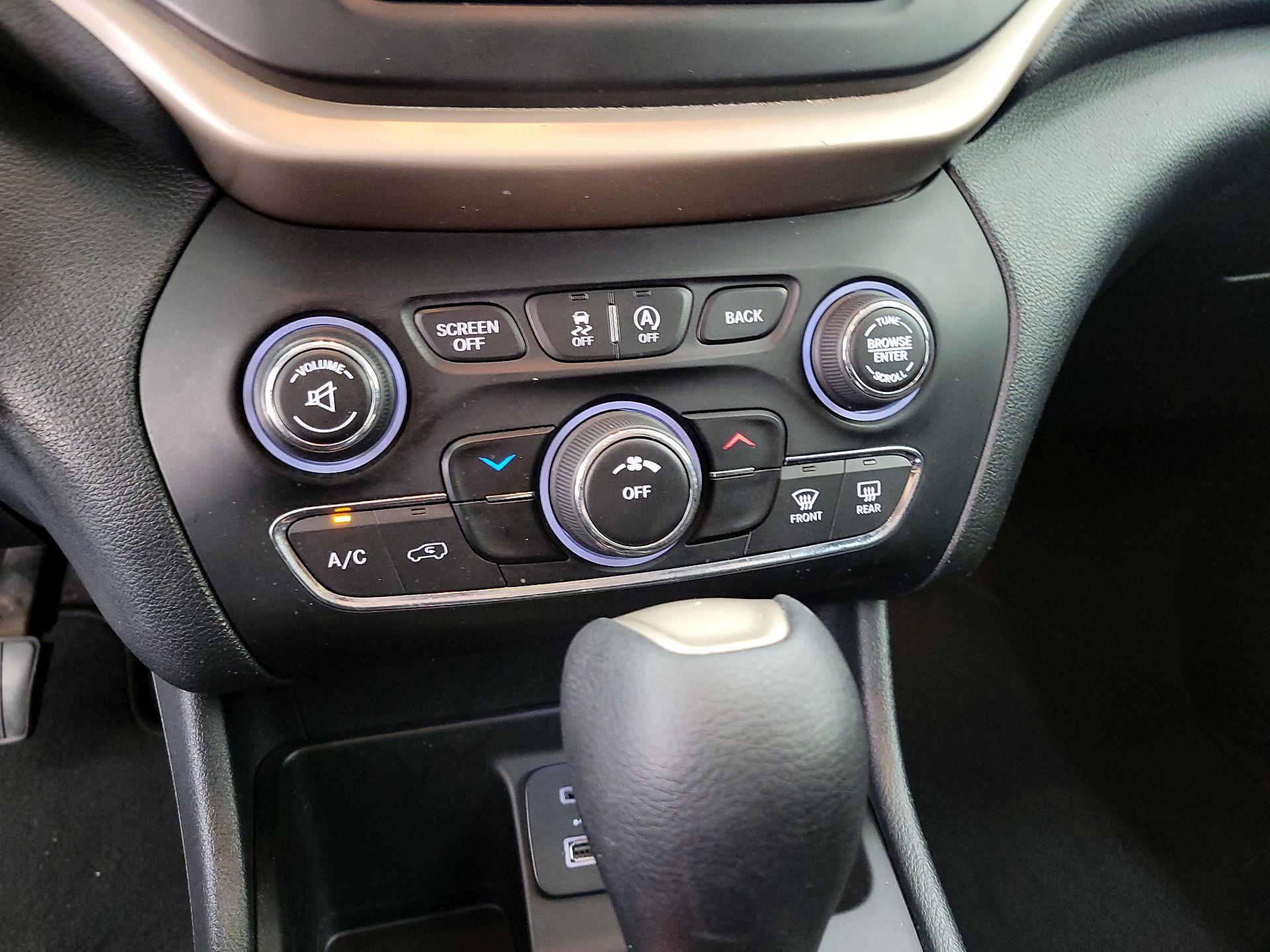 Thumbnail: 2016 Jeep Cherokee - 16