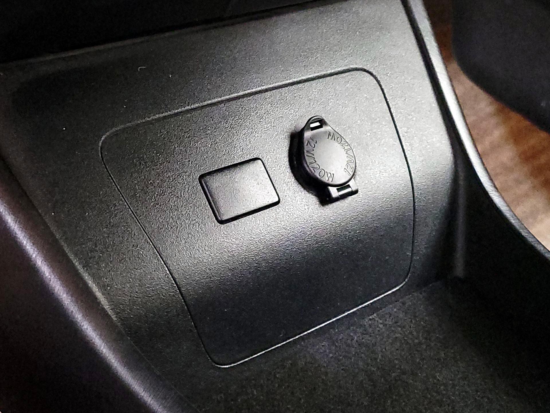 Thumbnail: 2015 Toyota Prius - 18