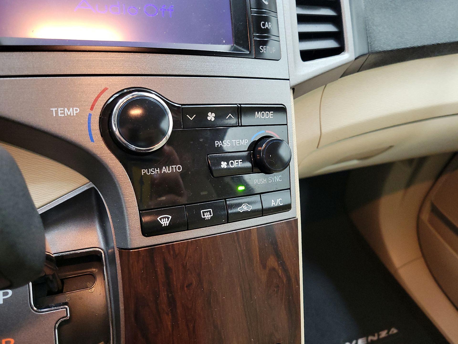 Thumbnail: 2013 Toyota Venza - 16