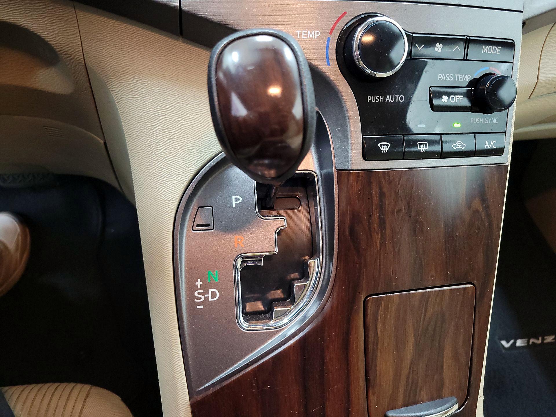 Thumbnail: 2013 Toyota Venza - 17