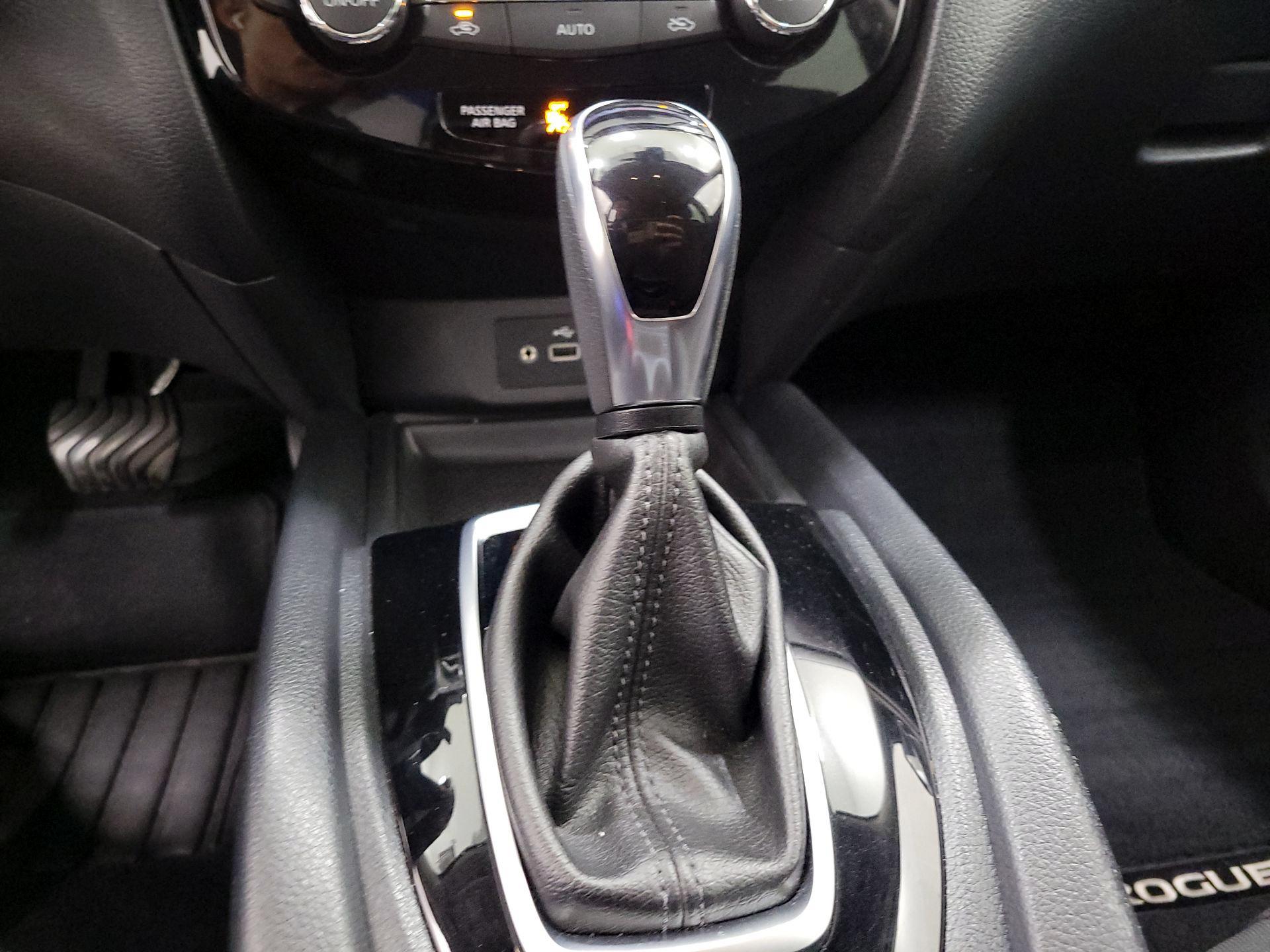 Thumbnail: 2019 Nissan Rogue - 17