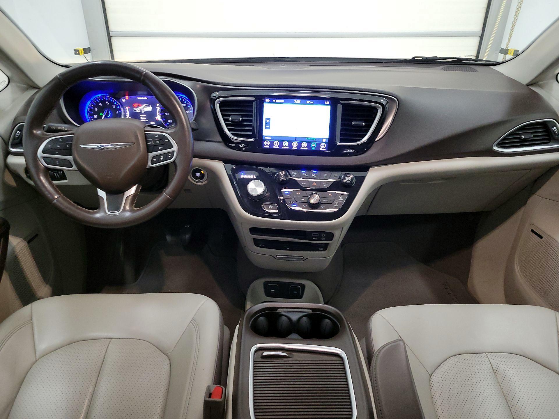 Thumbnail: 2018 Chrysler Pacifica - 9