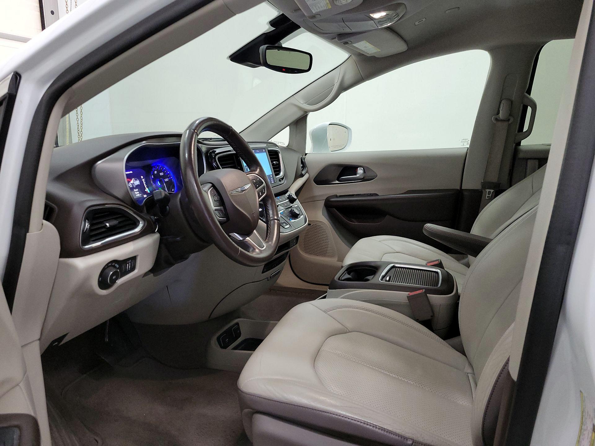Thumbnail: 2018 Chrysler Pacifica - 11