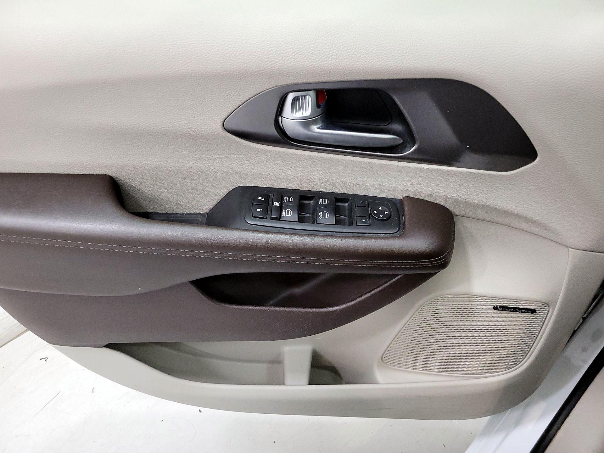 Thumbnail: 2018 Chrysler Pacifica - 12
