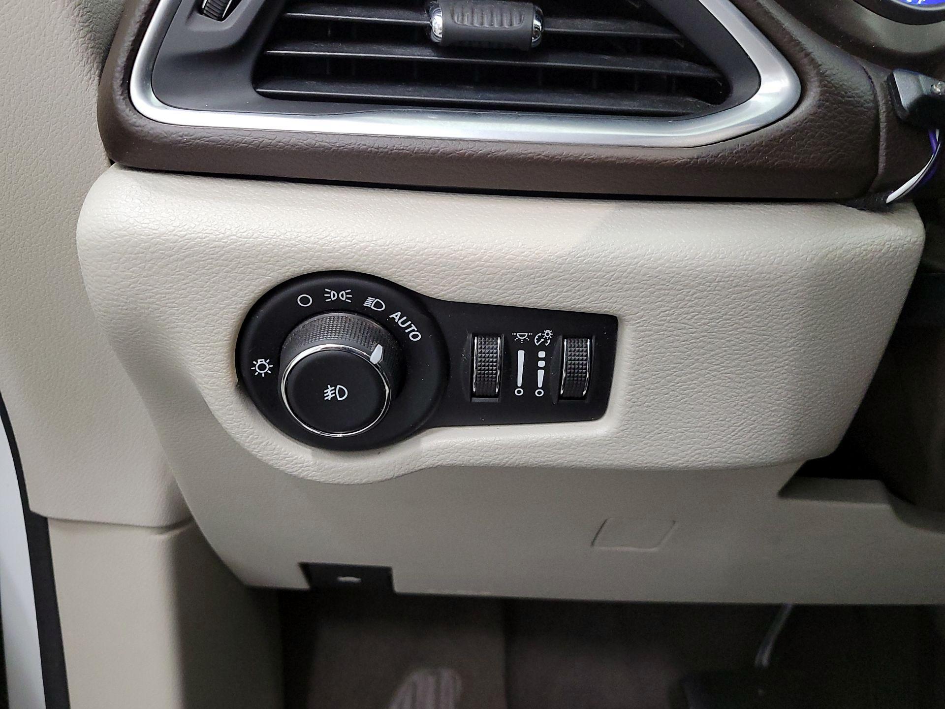 Thumbnail: 2018 Chrysler Pacifica - 13