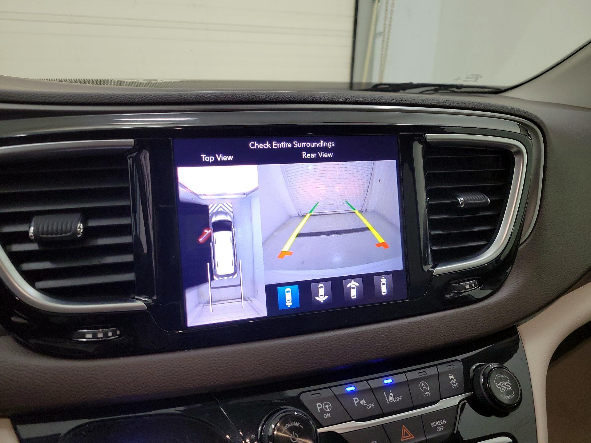 Thumbnail: 2018 Chrysler Pacifica - 15