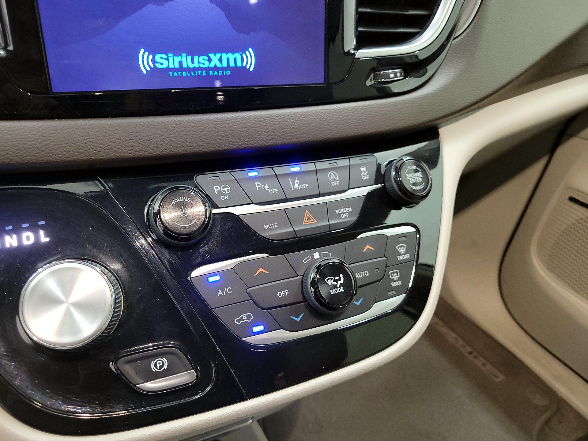 Thumbnail: 2018 Chrysler Pacifica - 17