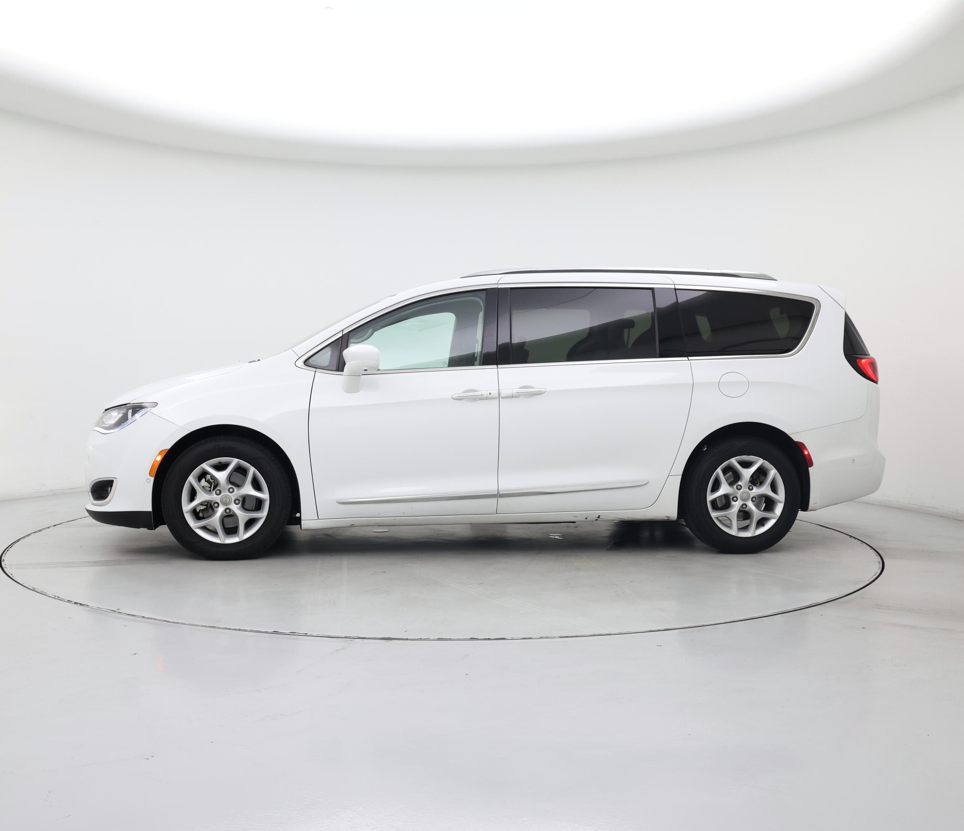 Thumbnail: 2018 Chrysler Pacifica - 3